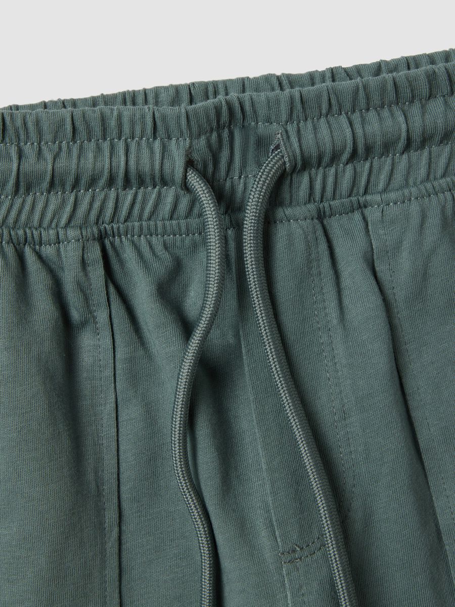 Pantal&oacute;n corto verde de algod&oacute;n org&aacute;nico con cintura el&aacute;stica_2