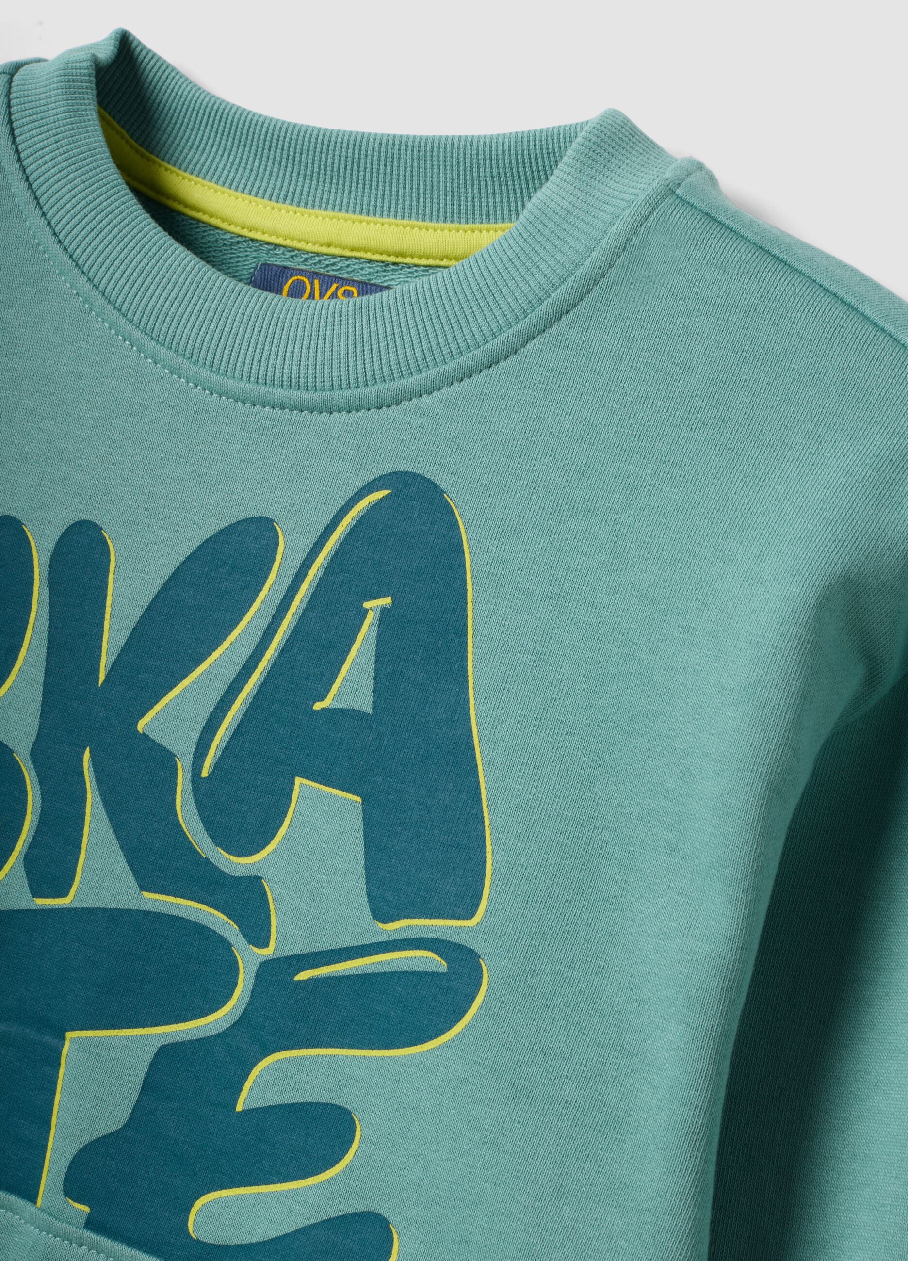 Sweatshirt com capuz azul em algod&atilde;o puro, corte oversized, com estampado e bolso canguru para menino