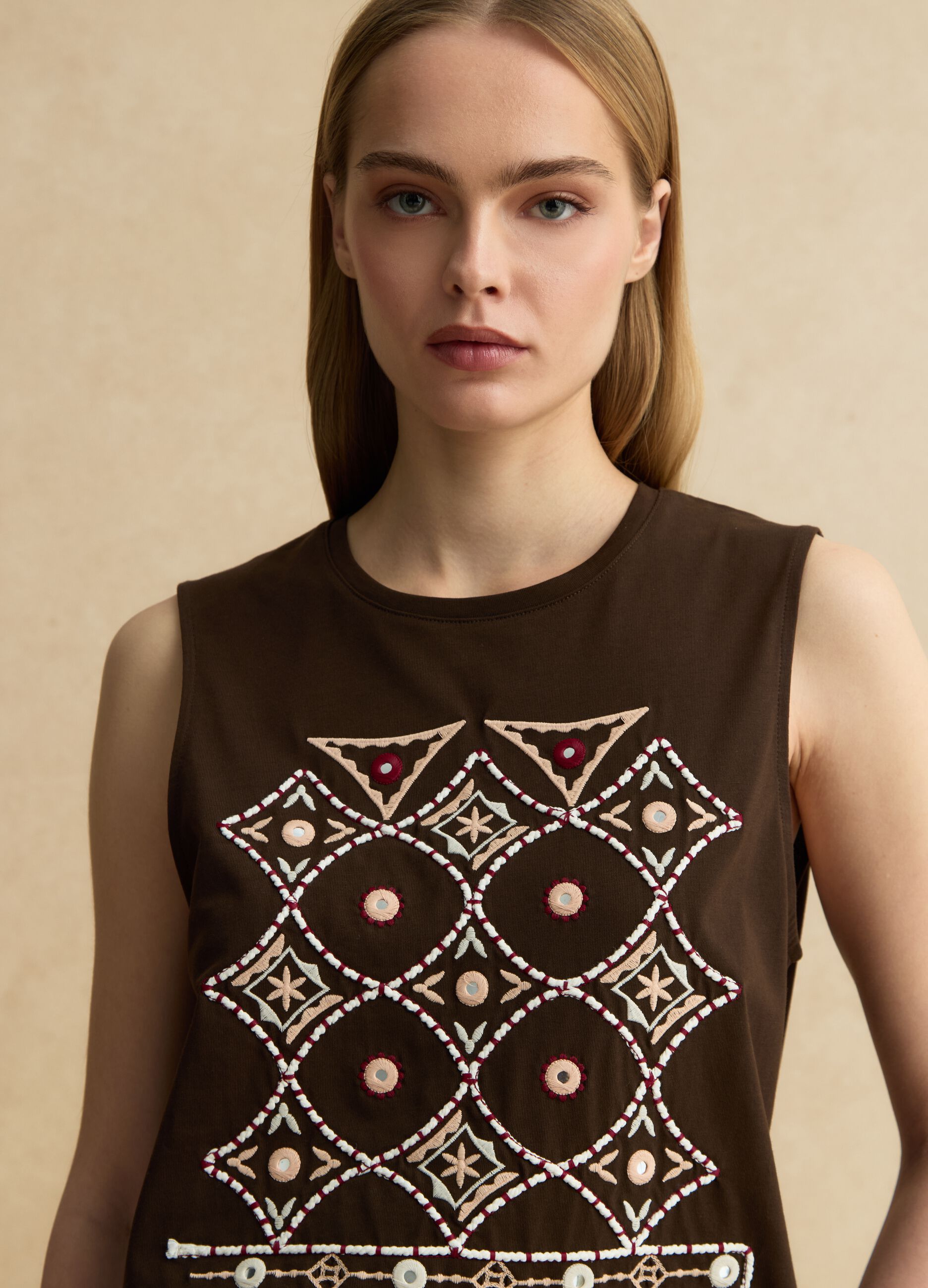 Regul&auml;r geschnittenes Tanktop aus brauner reiner Baumwolle mit Stickerei