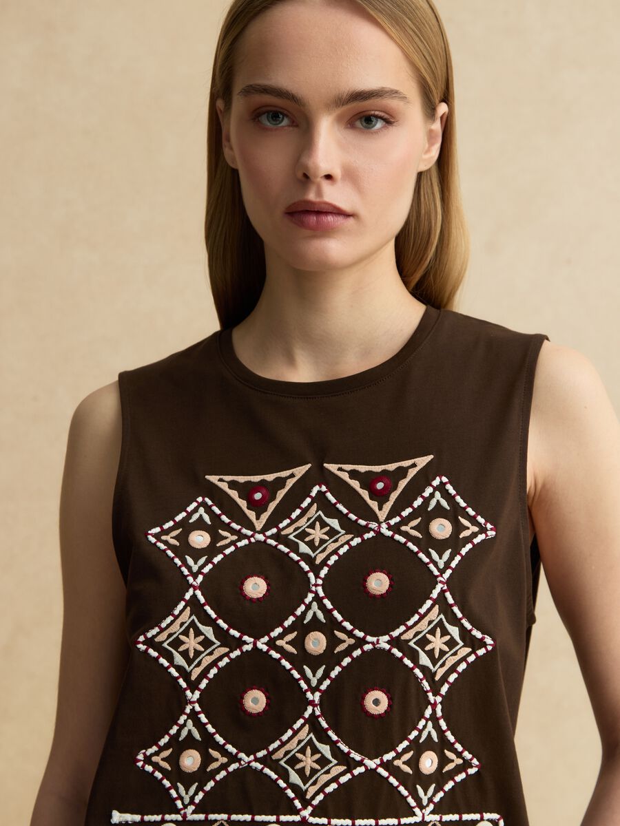 Regul&auml;r geschnittenes Tanktop aus brauner reiner Baumwolle mit Stickerei_0