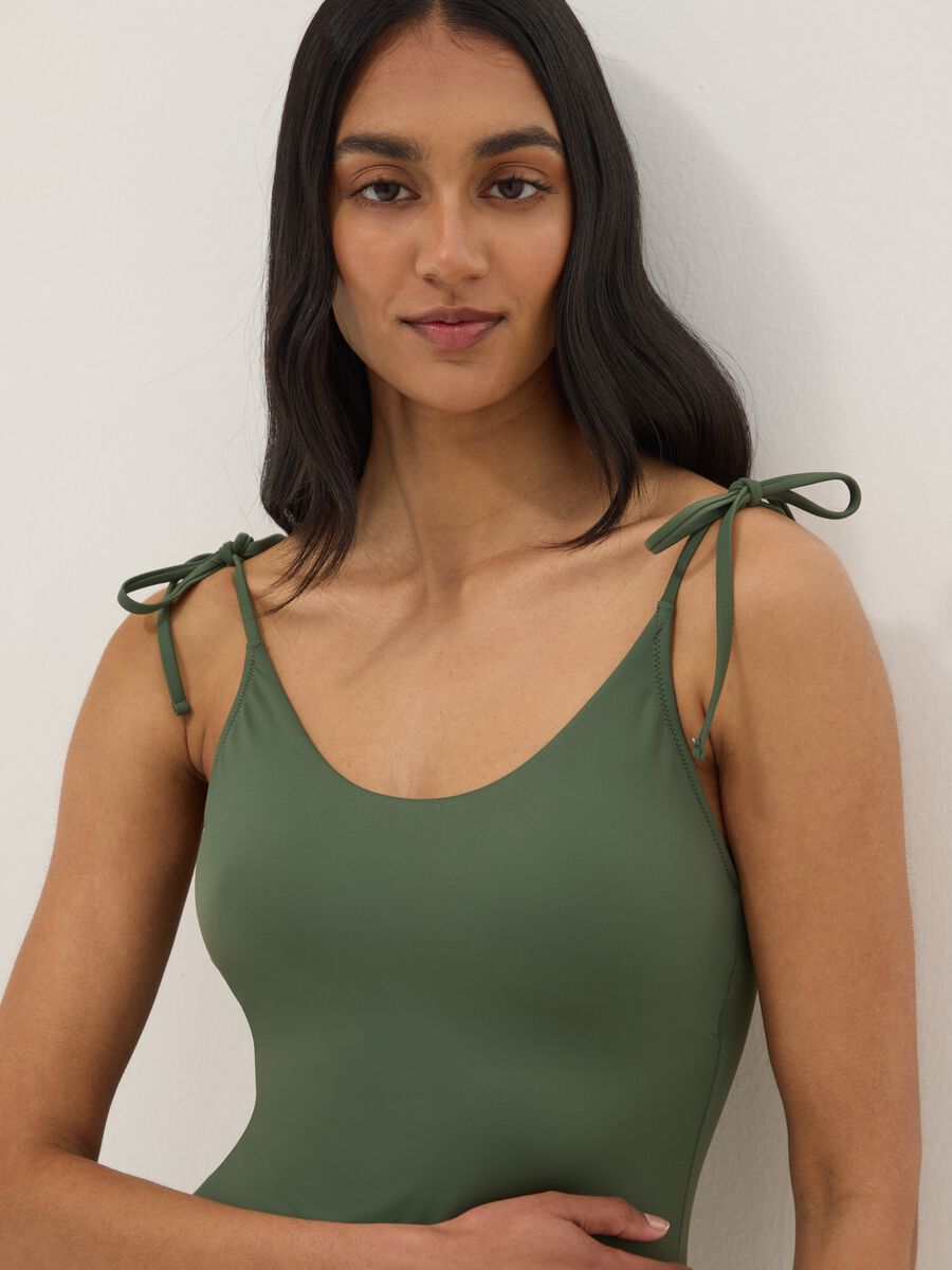 Gr&uuml;ner, enganliegender Badeanzug_1