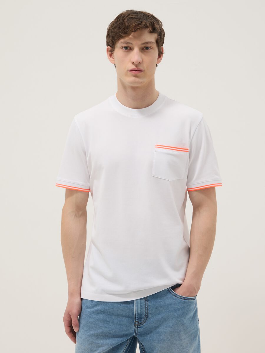 Wei&szlig;es T-Shirt aus Stretch-Baumwolle mit Brusttasche_0