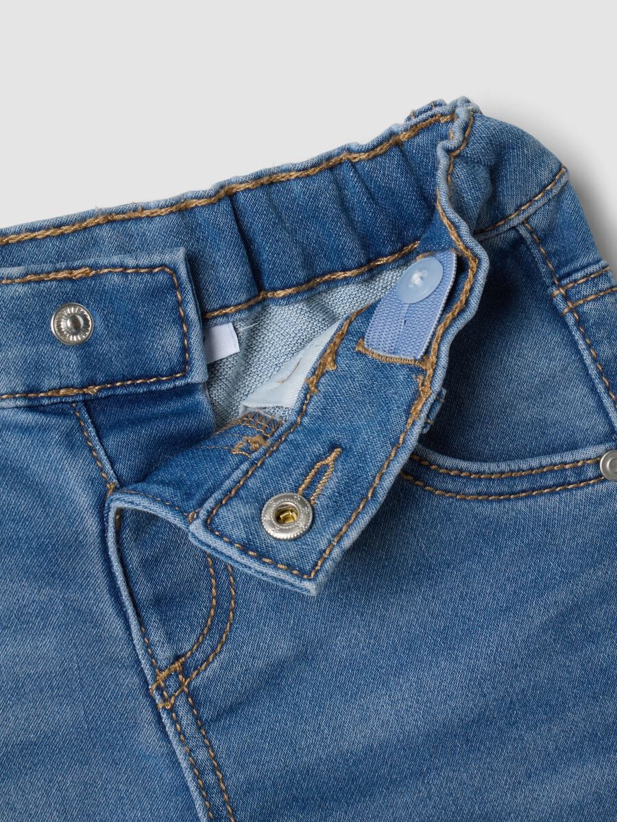 Jeans denim blu chiaro in cotone elasticizzato regular fit per bimbo_2