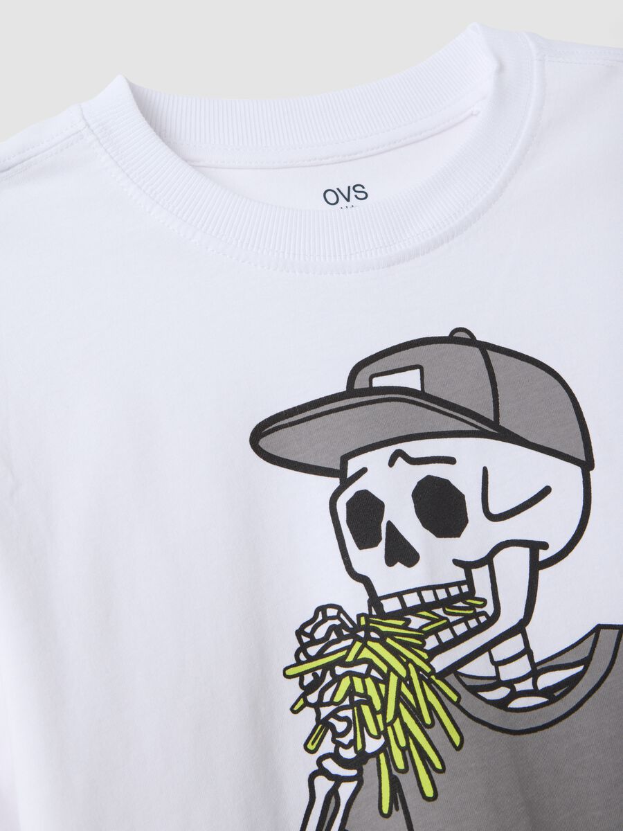 &Lambda;&epsilon;&upsilon;&kappa;ό T-shirt &alpha;&pi;ό 100% &omicron;&rho;&gamma;&alpha;&nu;&iota;&kappa;ό &beta;&alpha;&mu;&beta;ά&kappa;&iota; &mu;&epsilon; &sigma;&tau;ά&mu;&pi;&alpha; &sigma;&kappa;&epsilon;&lambda;&epsilon;&tau;ό, relaxed &epsilon;&phi;&alpha;&rho;&mu;&omicron;&gamma;ή_1