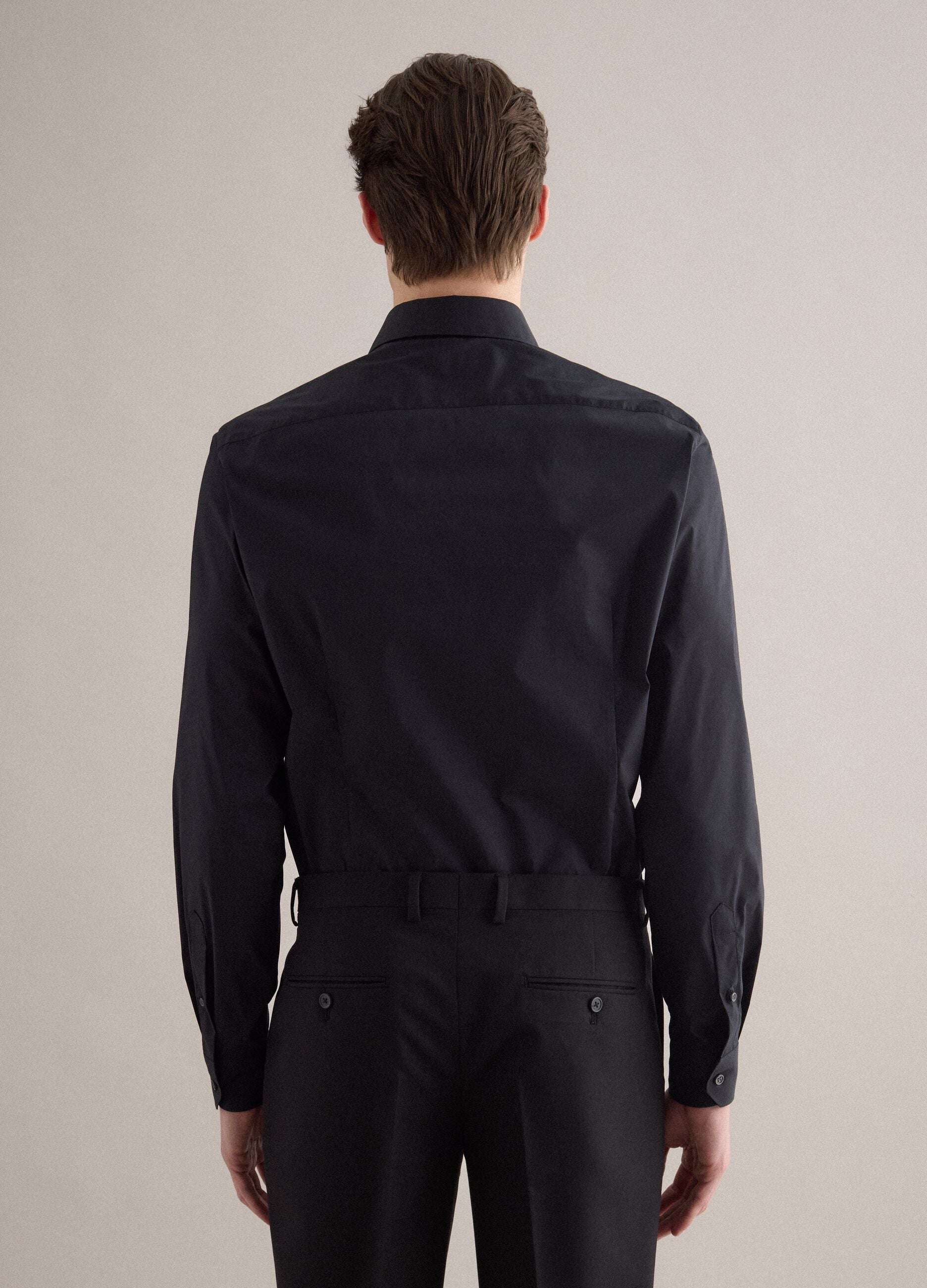 Camisa preta justa de algod&atilde;o el&aacute;stico