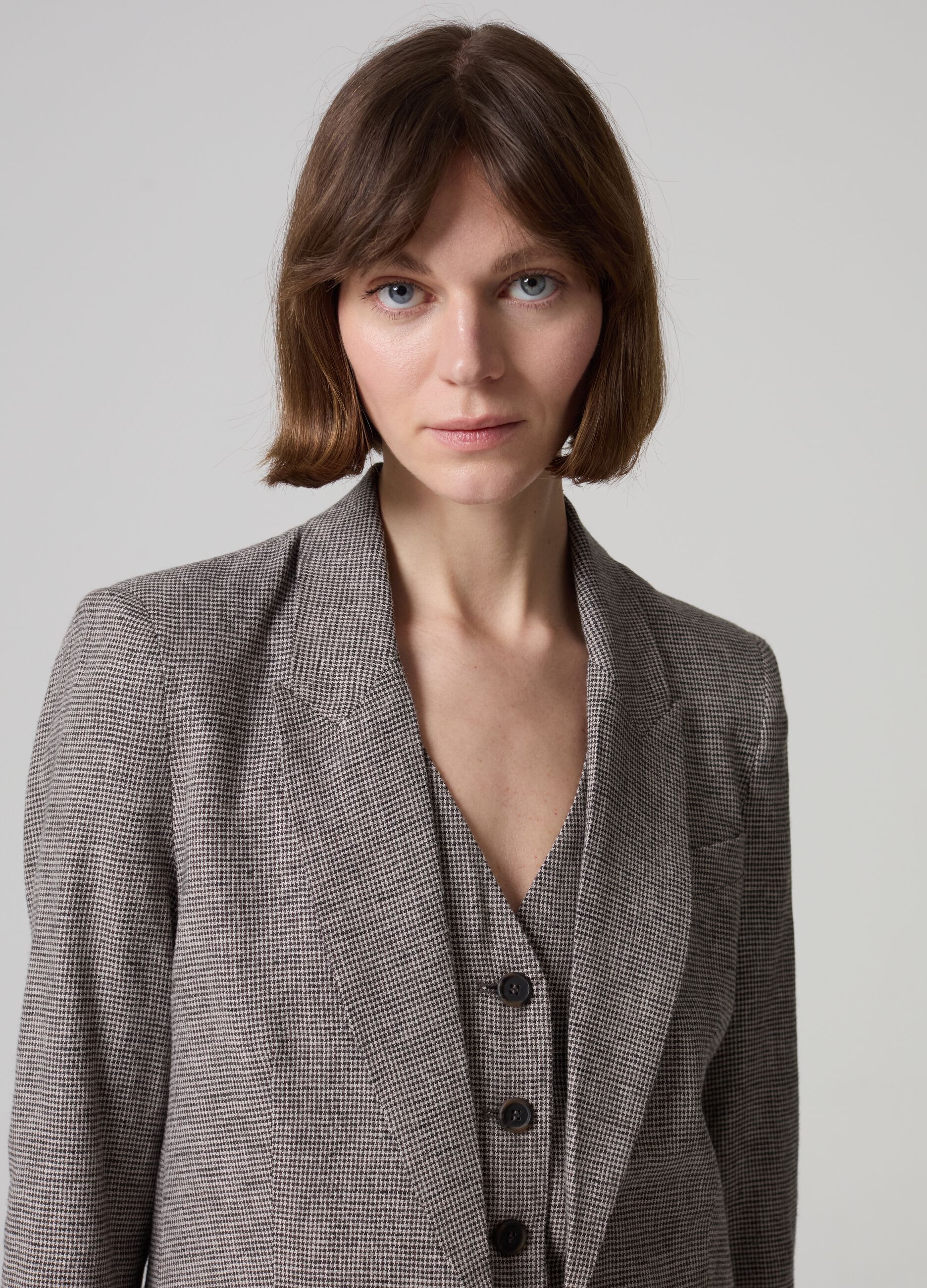 Contemporary single-breasted blazer with micro houndstooth pattern