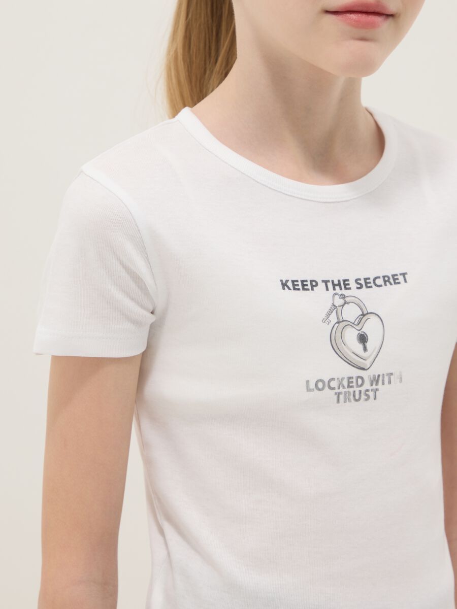 &Lambda;&epsilon;&upsilon;&kappa;ό &pi;&alpha;&iota;&delta;&iota;&kappa;ό T-shirt &gamma;&iota;&alpha; &kappa;&omicron;&rho;ί&tau;&sigma;&iota; &alpha;&pi;ό 100% &beta;&alpha;&mu;&beta;ά&kappa;&iota;, slim fit, &mu;&epsilon; &sigma;&tau;ά&mu;&pi;&alpha;_2