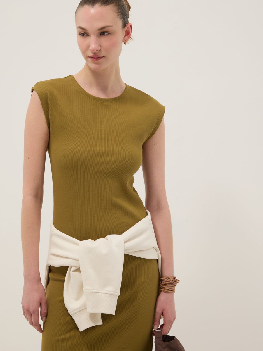 &Auml;rmelloses, figurbetontes Kleid aus gr&uuml;nem Stretch-Baumwollstoff_3