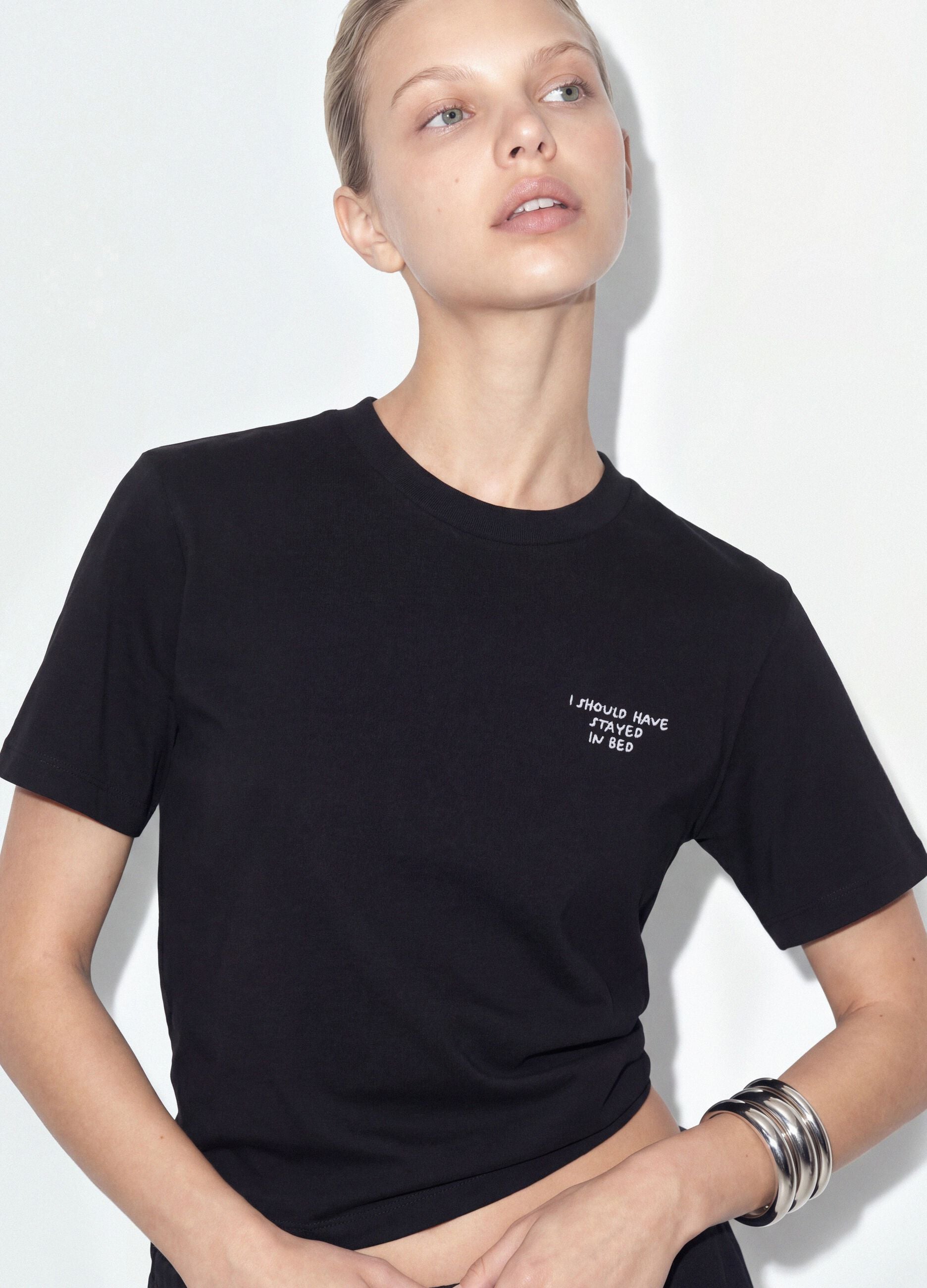 &Mu;&alpha;ύ&rho;&omicron; T-shirt &alpha;&pi;ό 100% &beta;&alpha;&mu;&beta;ά&kappa;&iota; &sigma;&epsilon; relaxed &epsilon;&phi;&alpha;&rho;&mu;&omicron;&gamma;ή &mu;&epsilon; &kappa;&epsilon;&nu;&tau;&eta;&mu;έ&nu;&omicron; &mu;ή&nu;&upsilon;&mu;&alpha;