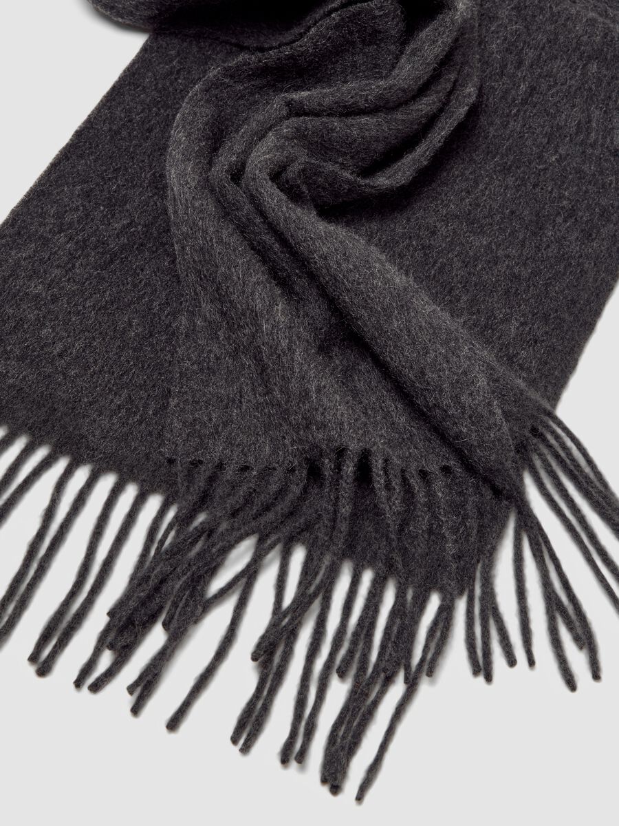 Sciarpa grigia melange con frange in puro cashmere_2