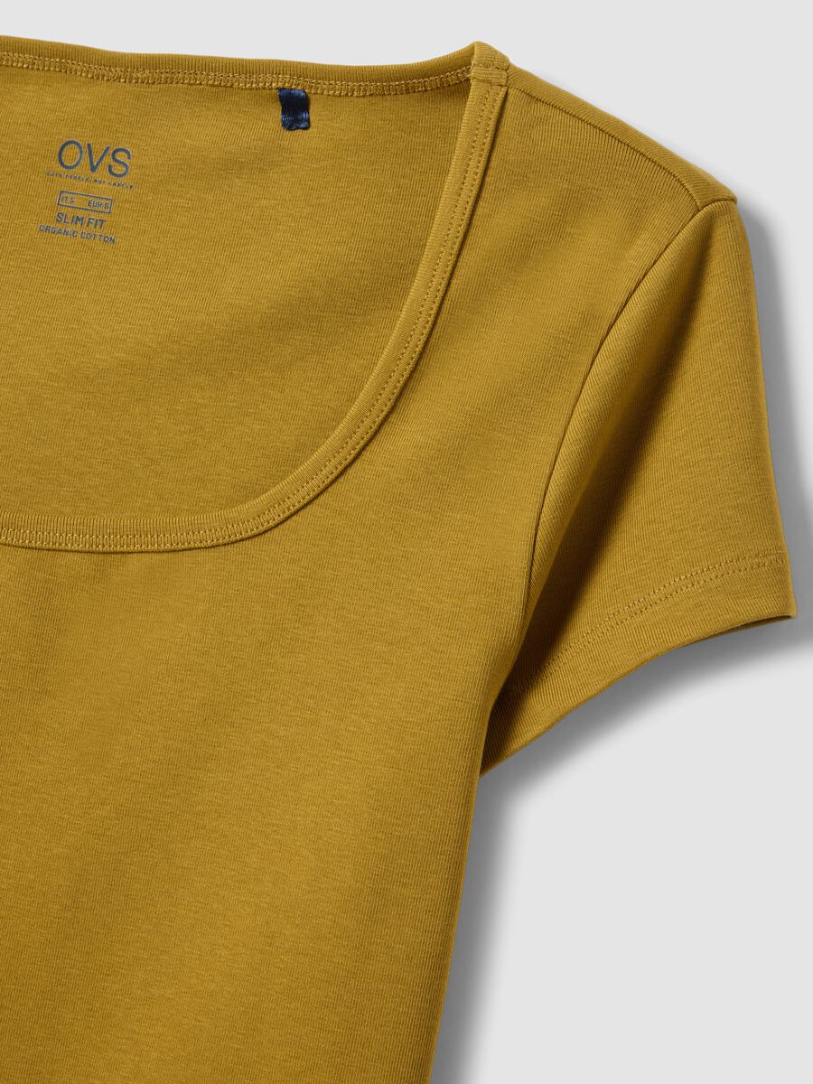 Gr&uuml;nes, figurbetontes T-Shirt aus Stretch-Baumwolle mit eckigem Ausschnitt_5