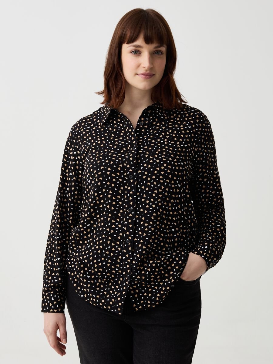 Curvy shirt with small hearts print_0