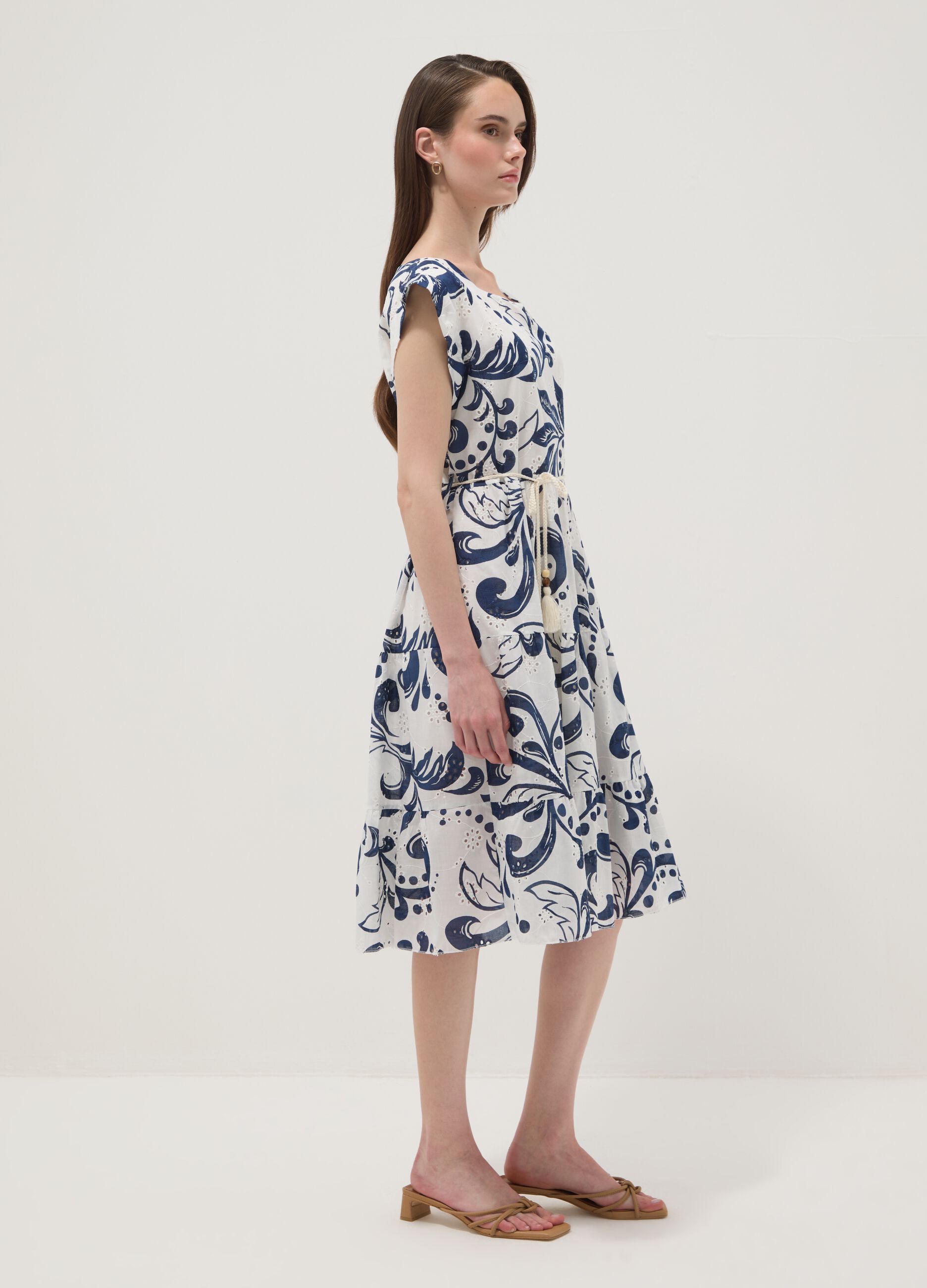 Vestido azul e branco em puro algod&atilde;o com padr&atilde;o e cinto de corda