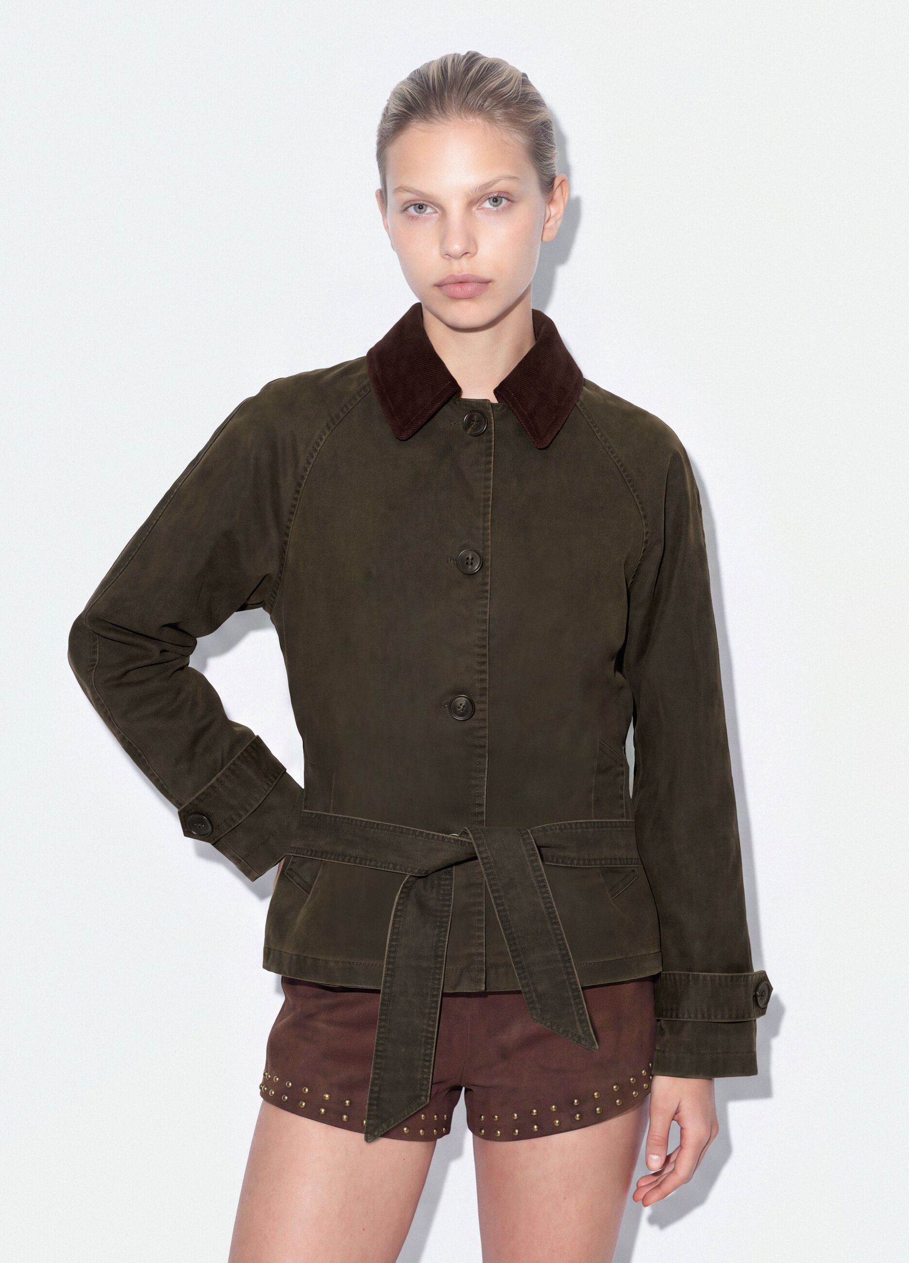 Gr&uuml;ner Trenchcoat aus Baumwollmix mit Kontrastkragen, Regular Fit