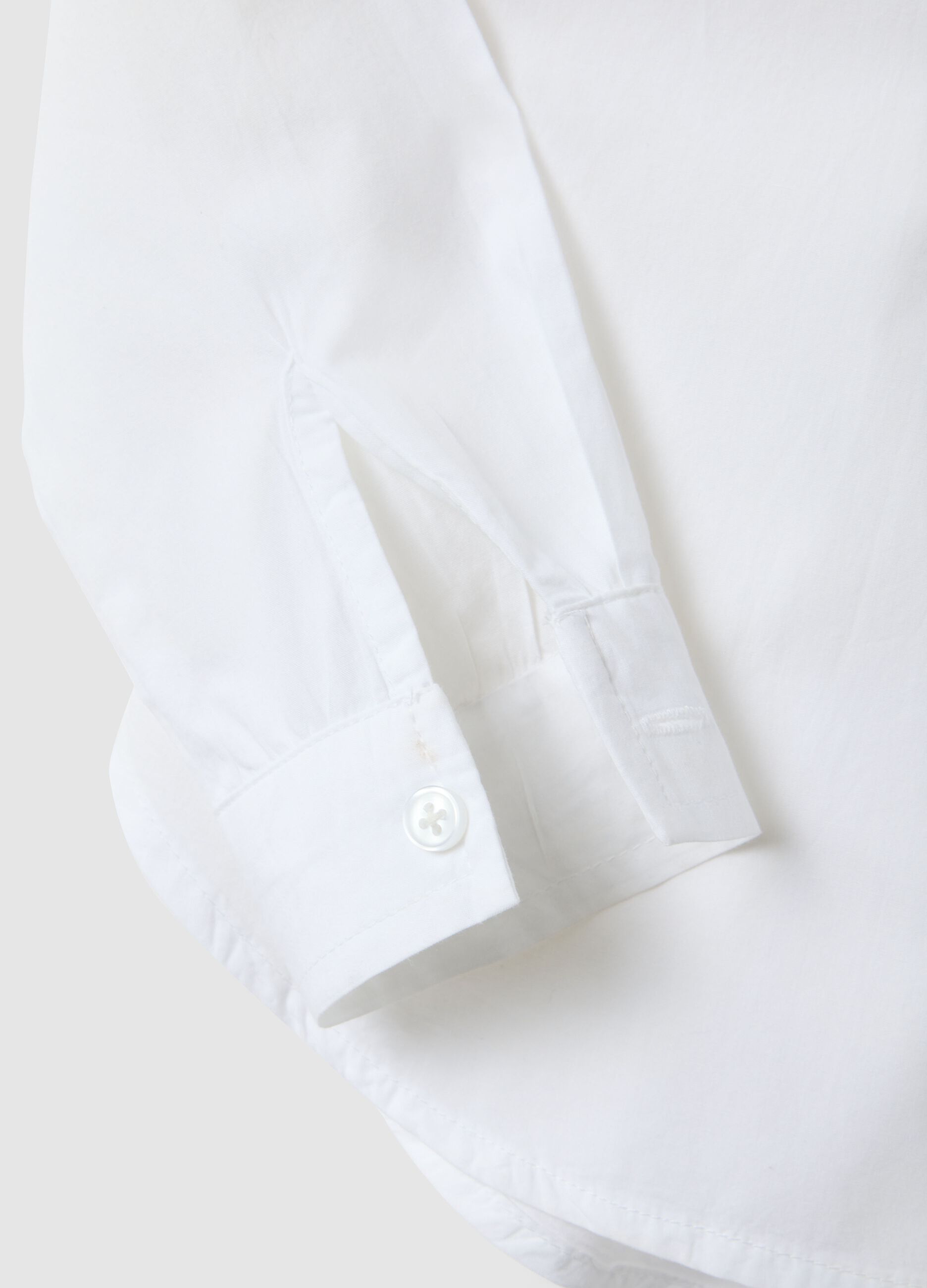 Wei&szlig;es M&auml;dchenhemd aus reiner Baumwolle mit langen &Auml;rmeln