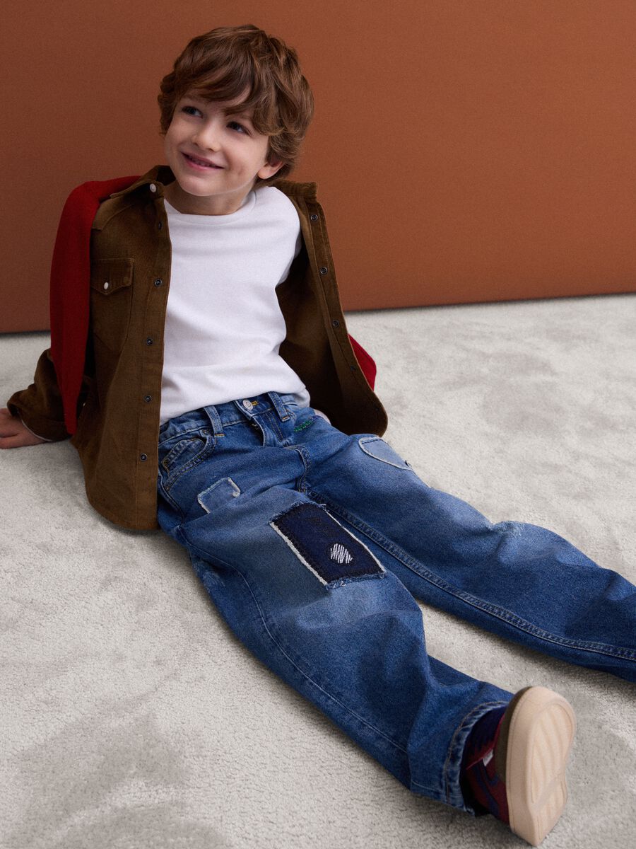 Blaue Denim-Jeans aus reiner Baumwolle, Straight Fit mit Patches f&uuml;r Jungen_0