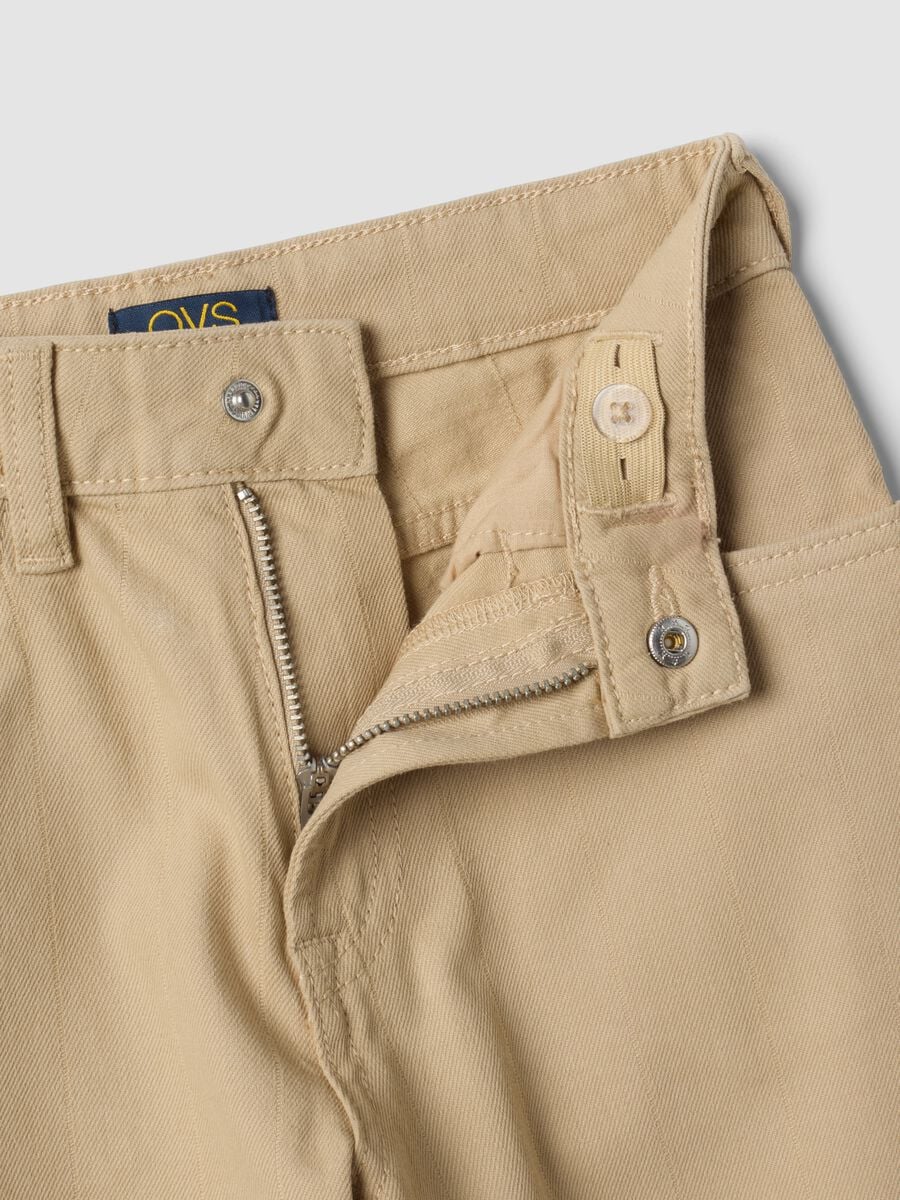 Pantaloni beige in cotone elasticizzato relaxed fit per bambino_2