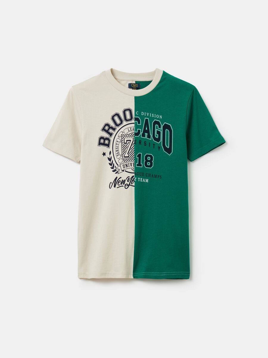 Two-tone T-shirt with printed lettering._0