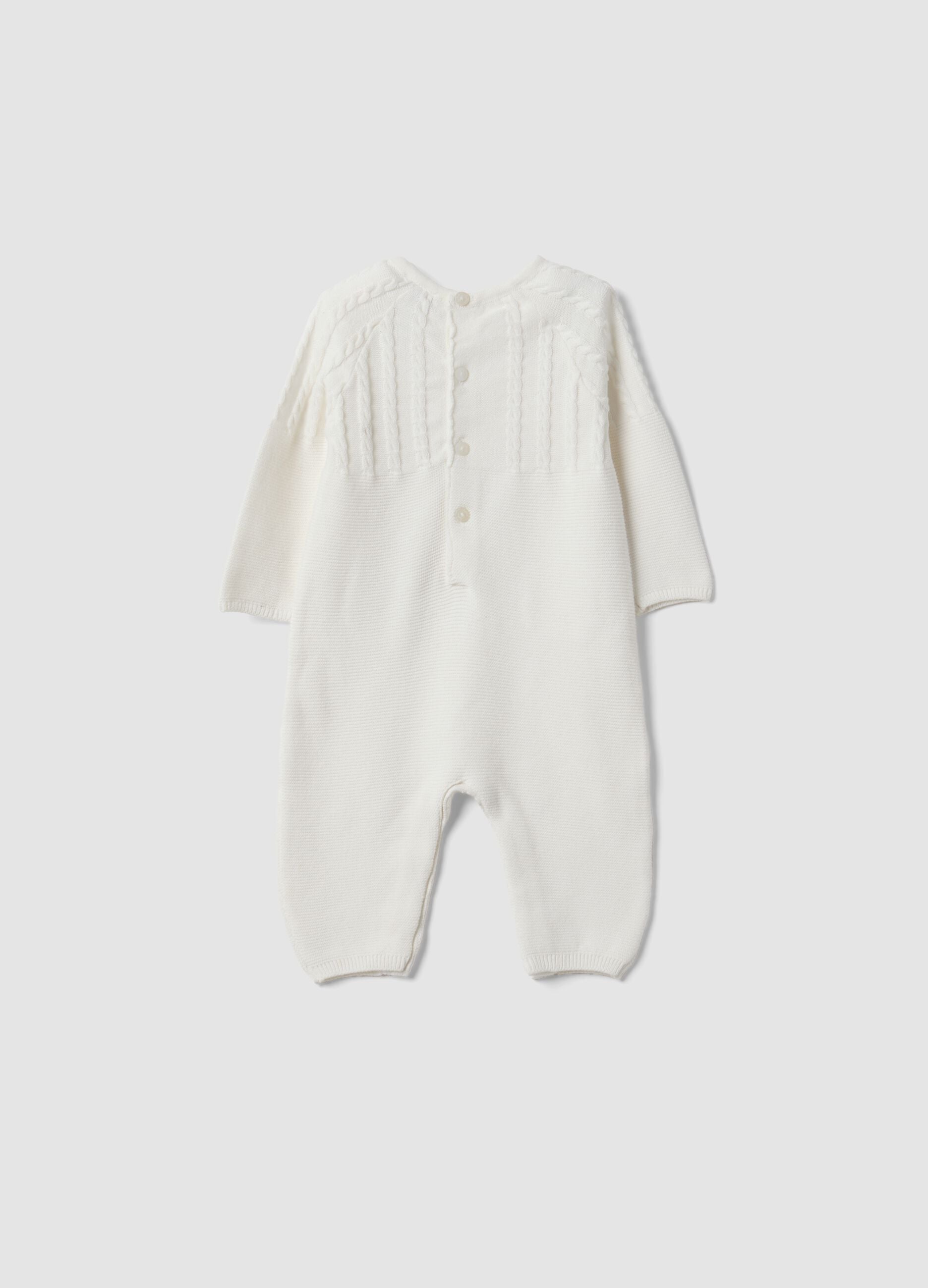 Babygrow branco em algod&atilde;o org&acirc;nico com detalhe de tran&ccedil;a