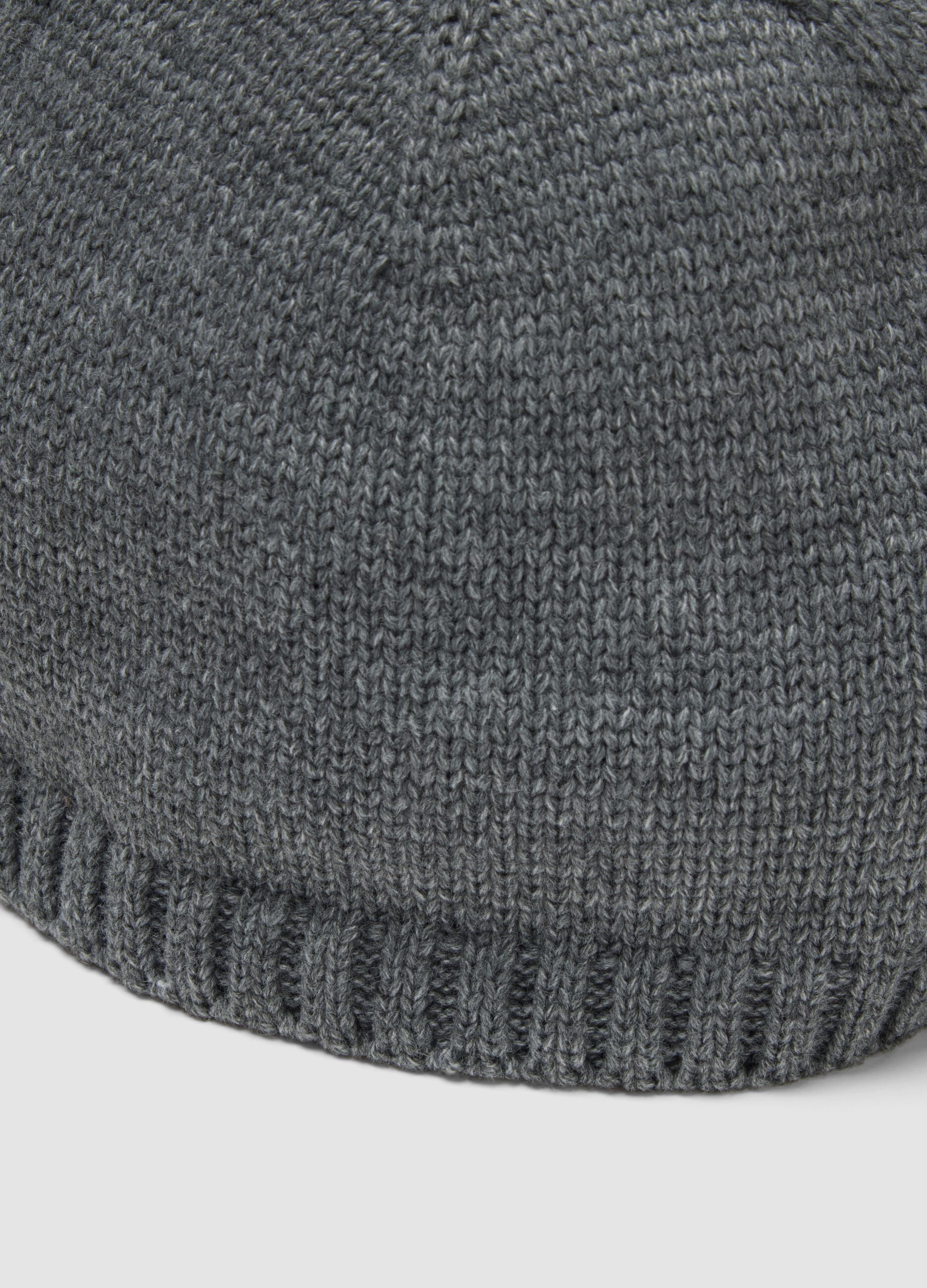 Cappello grigio a costine