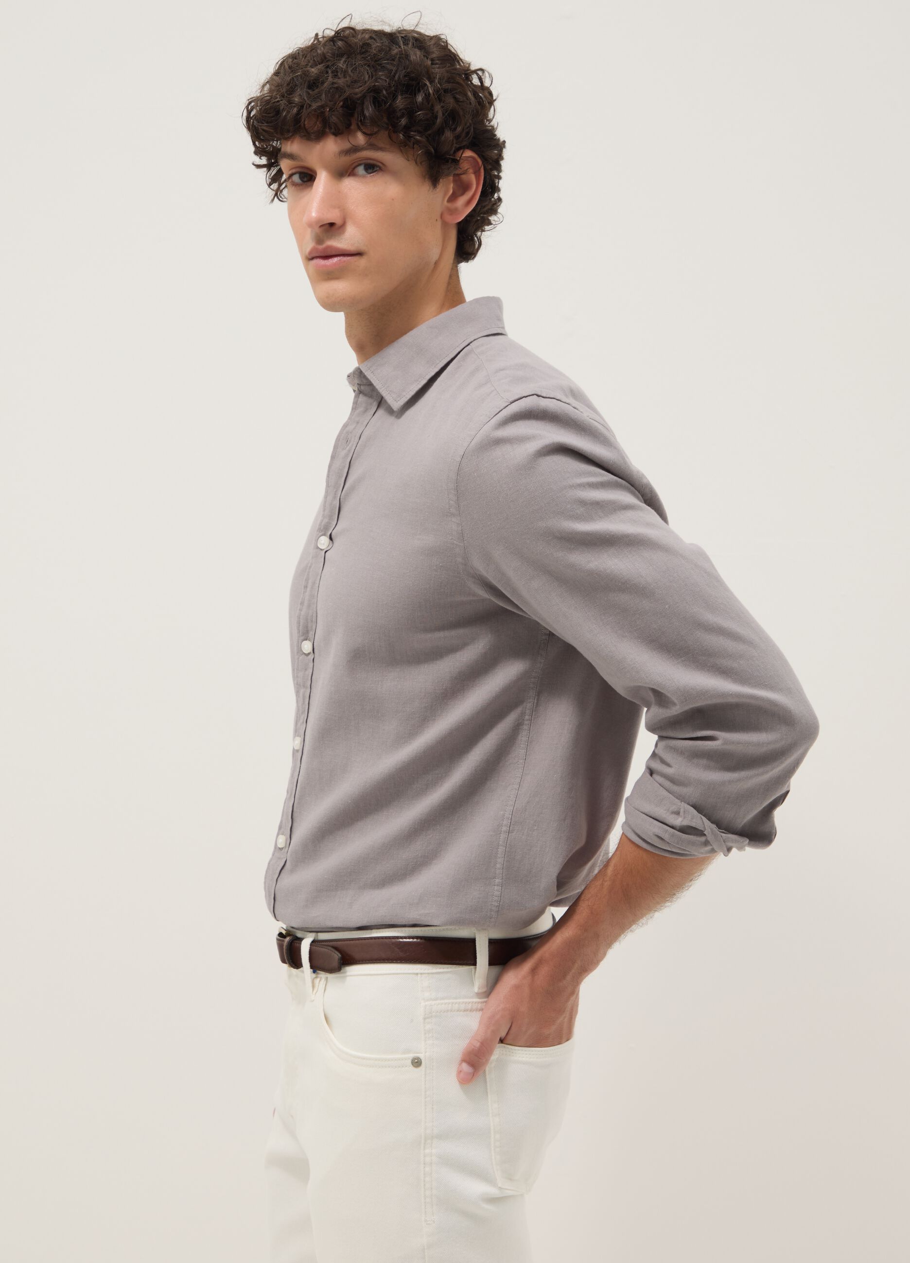 Camisa gris de mezcla de lino y algod&oacute;n con corte regular