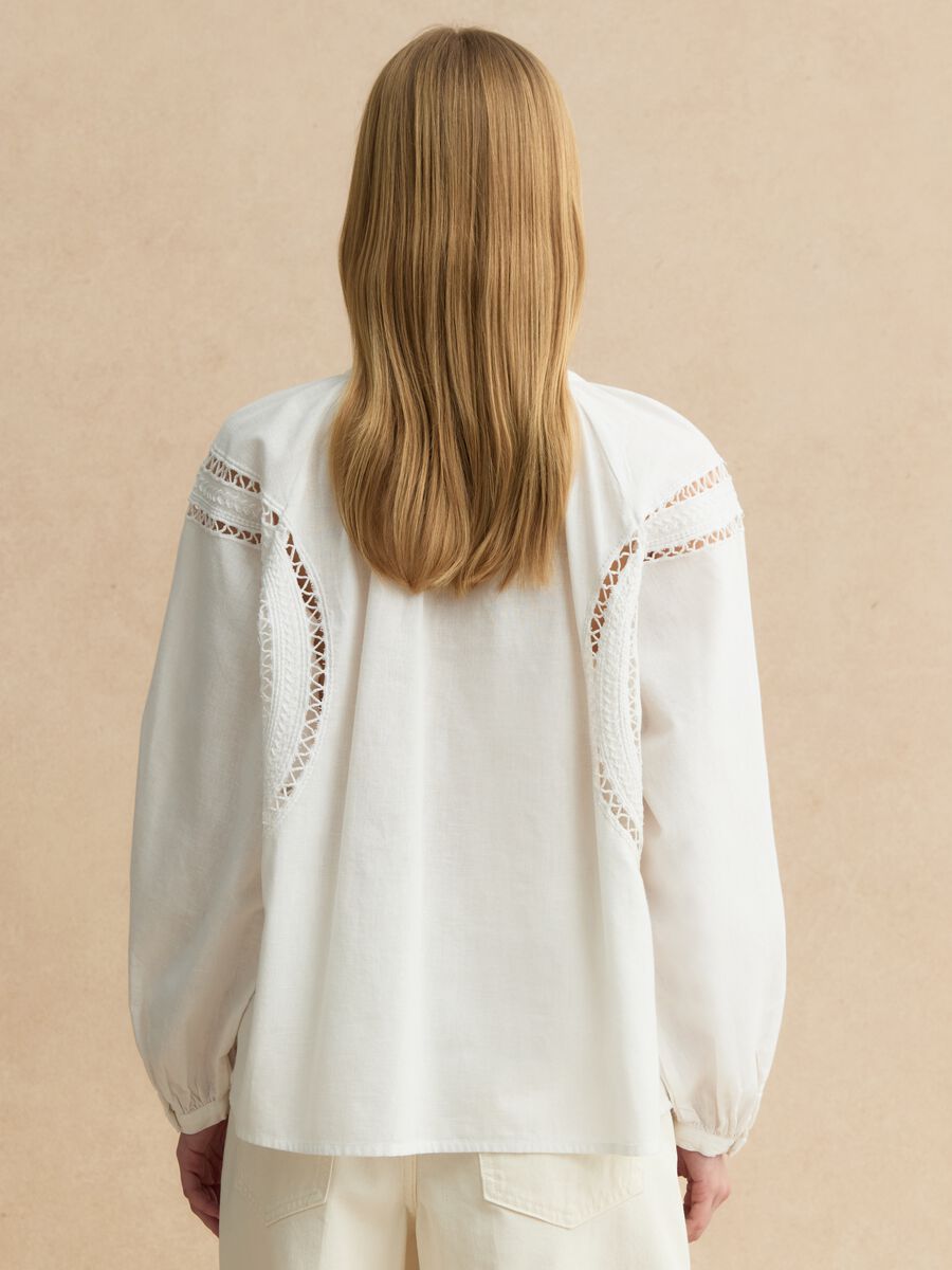 Wei&szlig;e Bluse im Regular Fit aus Baumwolle-Leinen-Mix mit Lochmuster_2