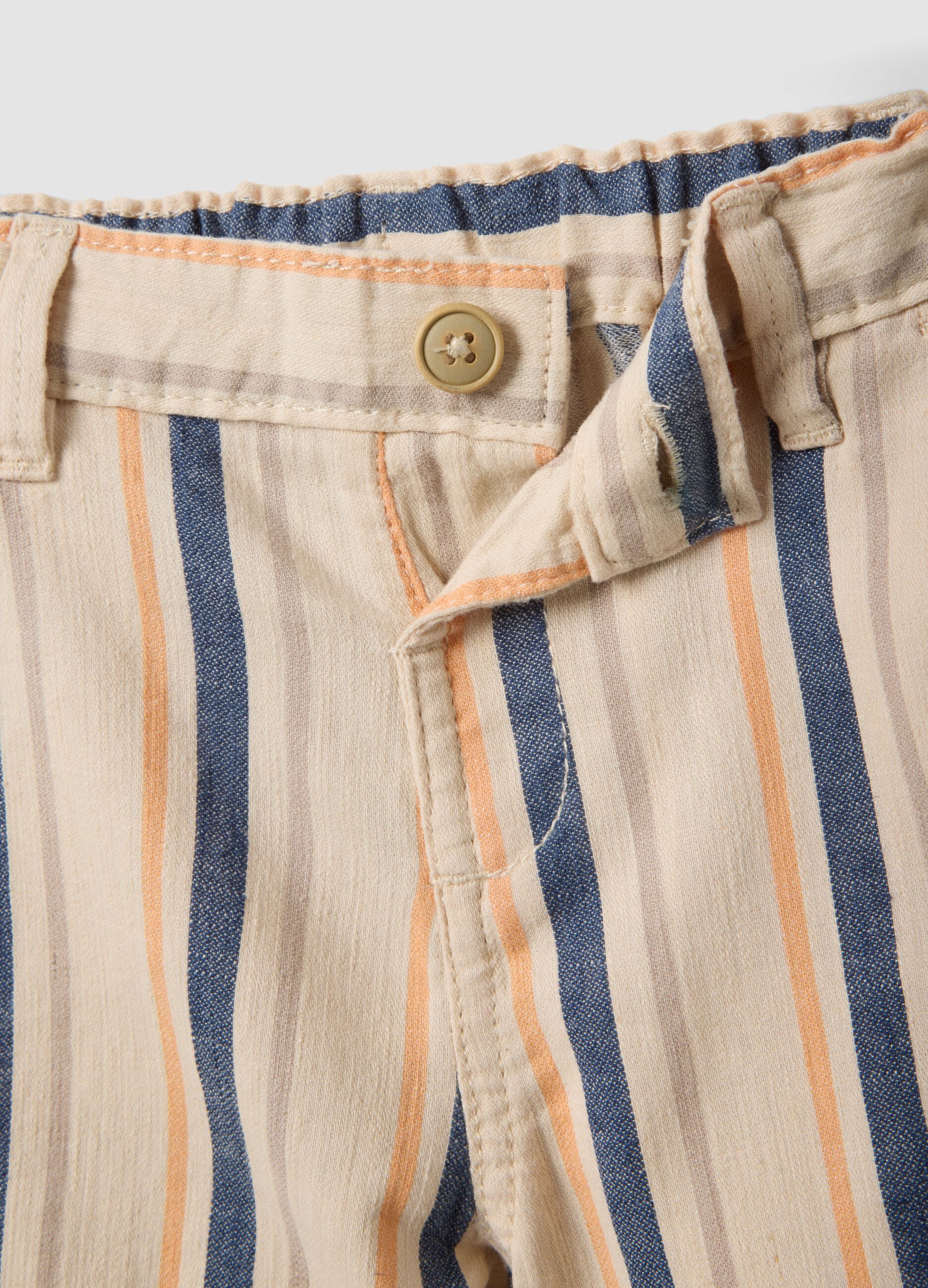 Conjunto azul em mistura de linho e algod&atilde;o com camisa e cal&ccedil;&otilde;es &agrave;s riscas para beb&eacute; menino