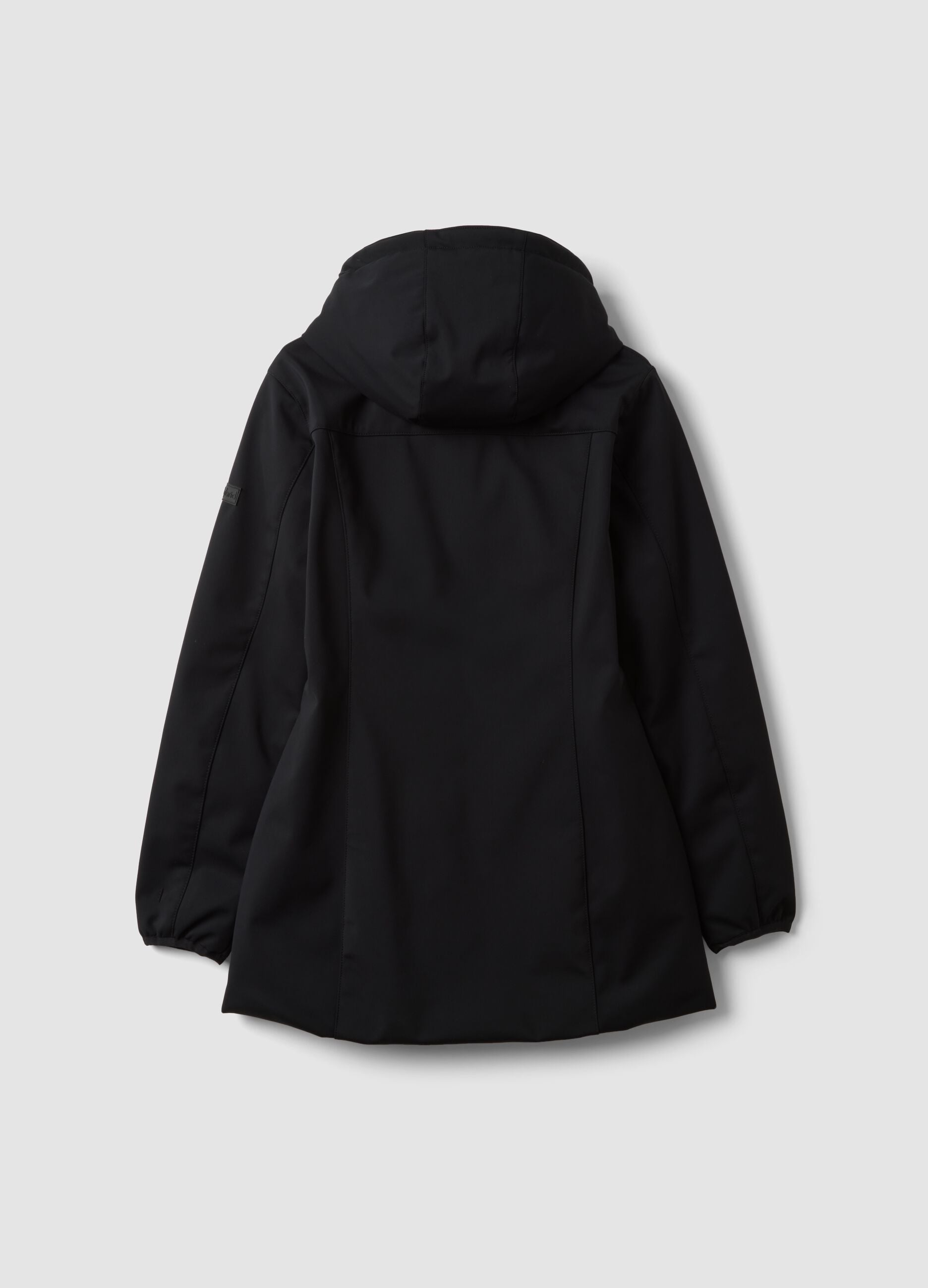 Parka preta em tecido el&aacute;stico com capuz, corte regular