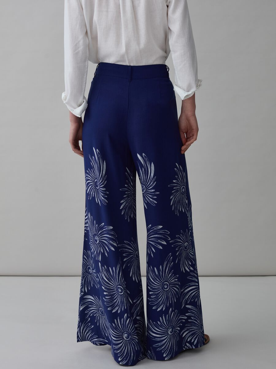 Flare-fit trousers in viscose with print_2