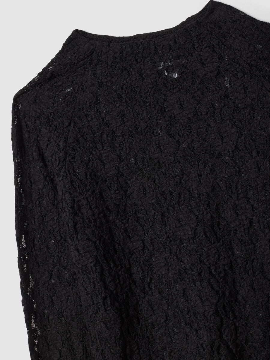 T-shirt nera in tessuto elasticizzato traforato con colletto rialzato_5