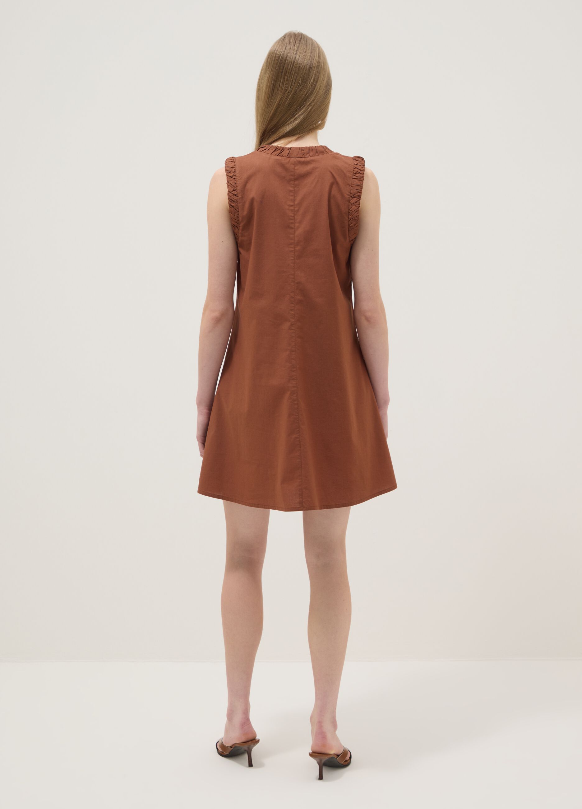 Braunes Mini-Kleid aus reiner Baumwolle in Regular Fit mit gerafftem V-Ausschnitt