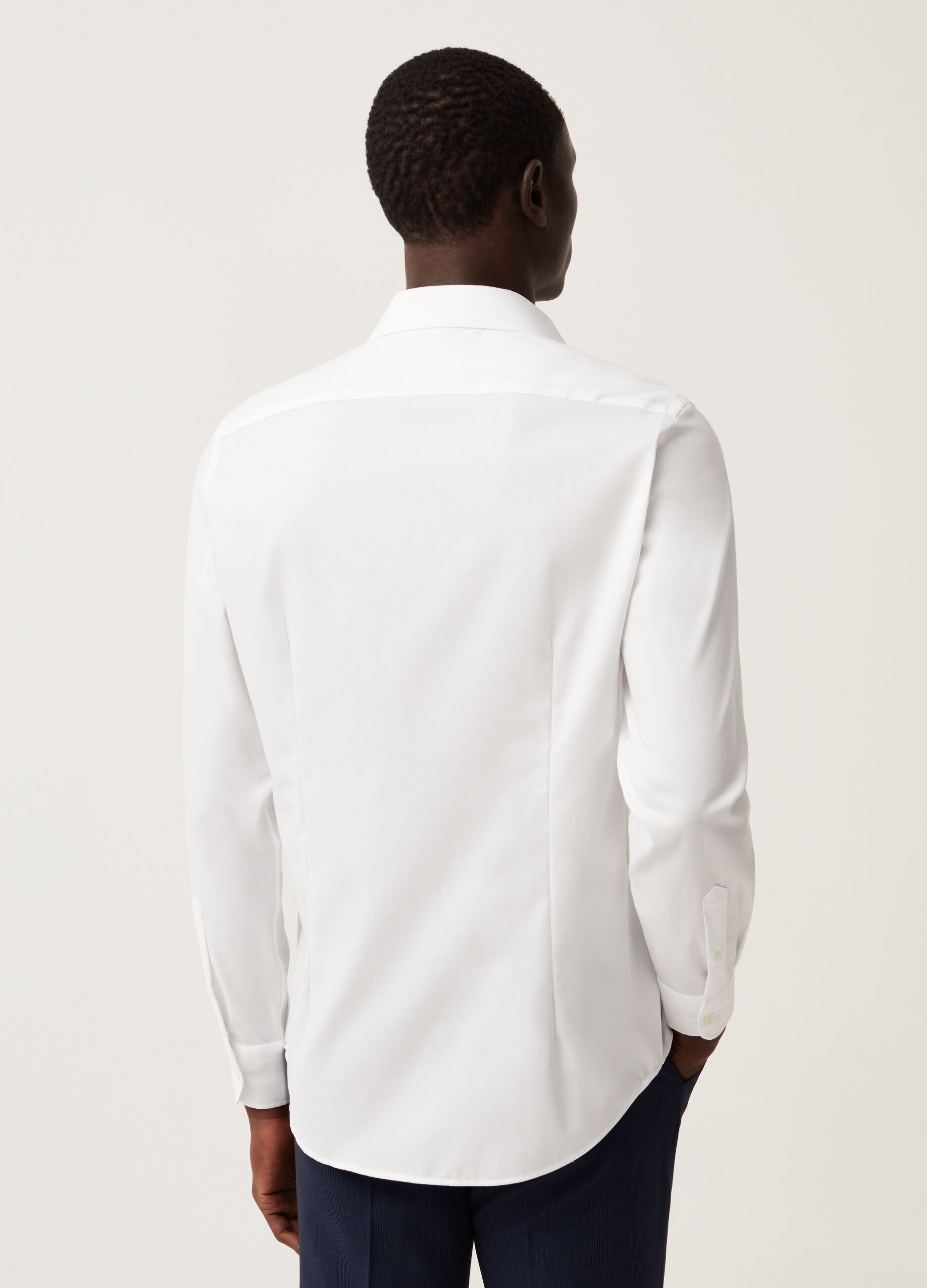 Camisa slim fit de algodón sin plancha en color liso.