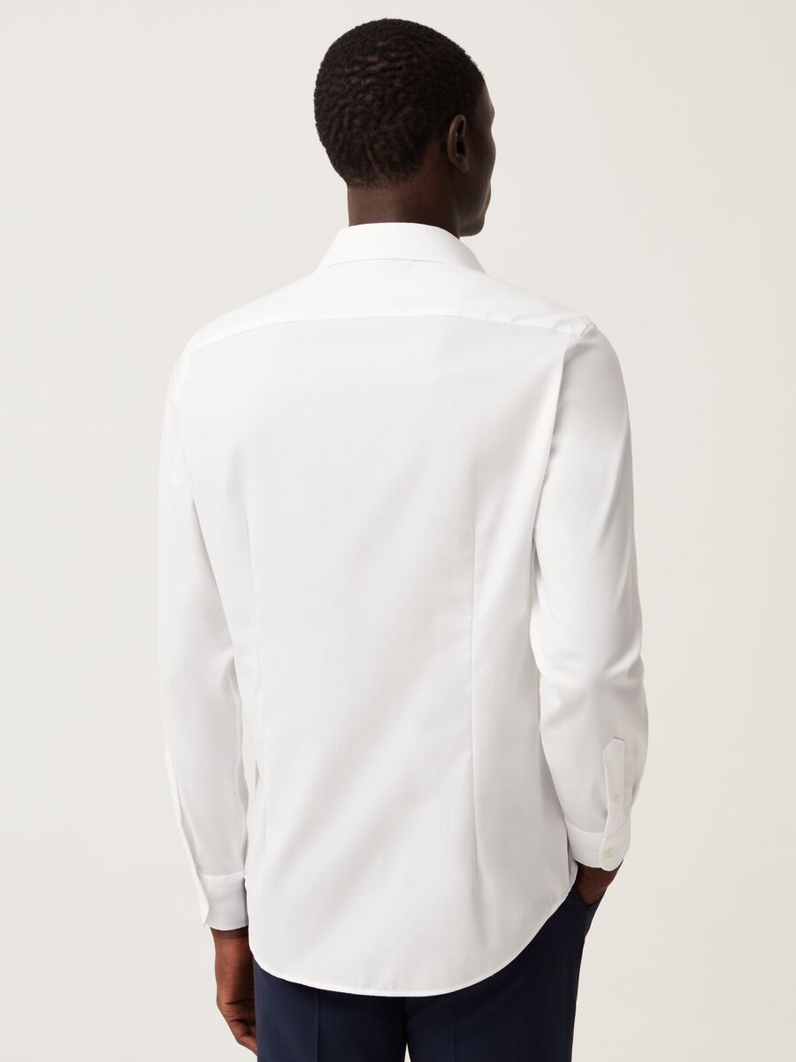 Camisa slim fit de algodón sin plancha en color liso._2