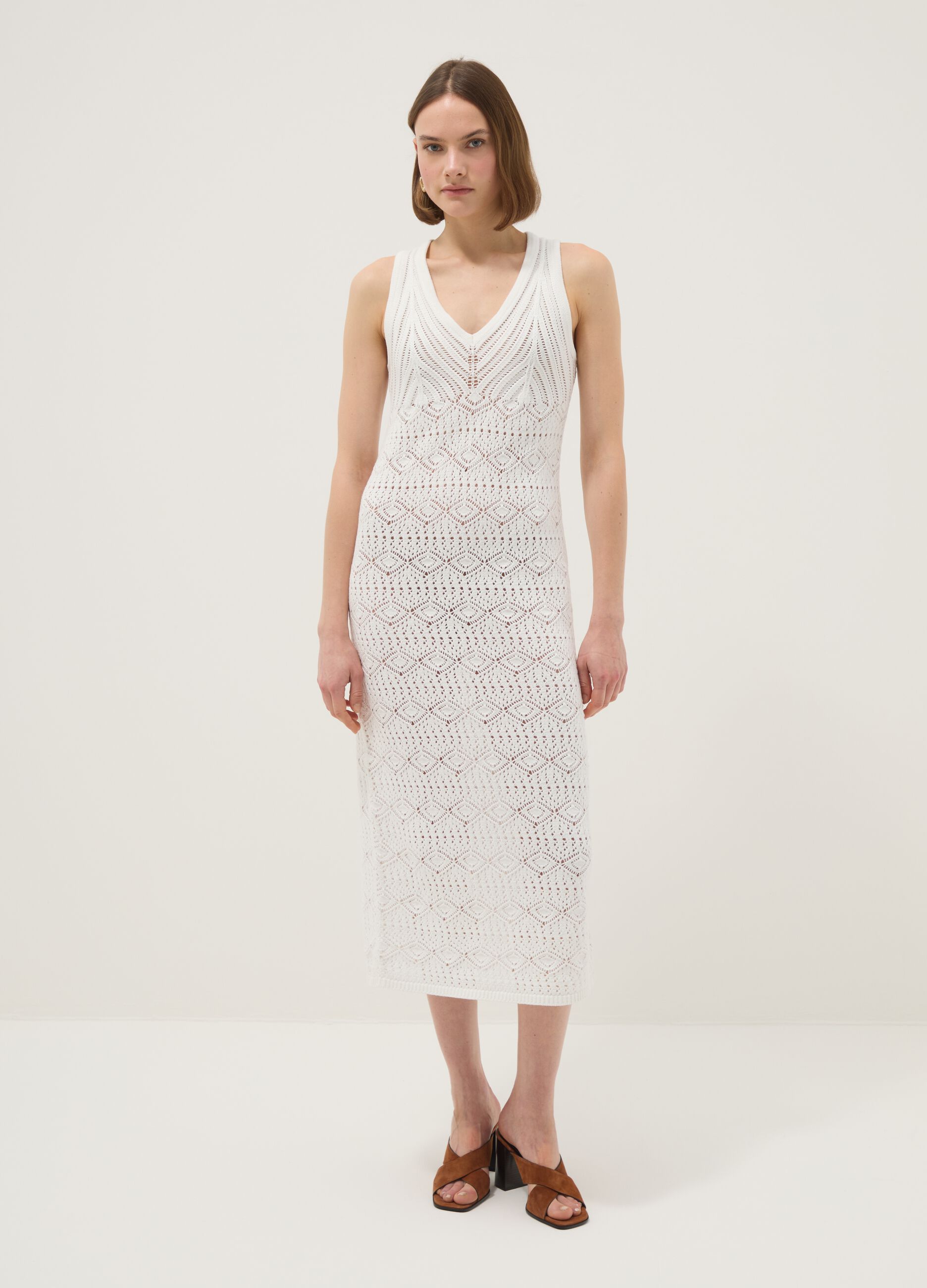 Wei&szlig;es Slim-Fit-Kleid aus reiner Baumwolle mit Lochmuster und tiefem V-Ausschnitt
