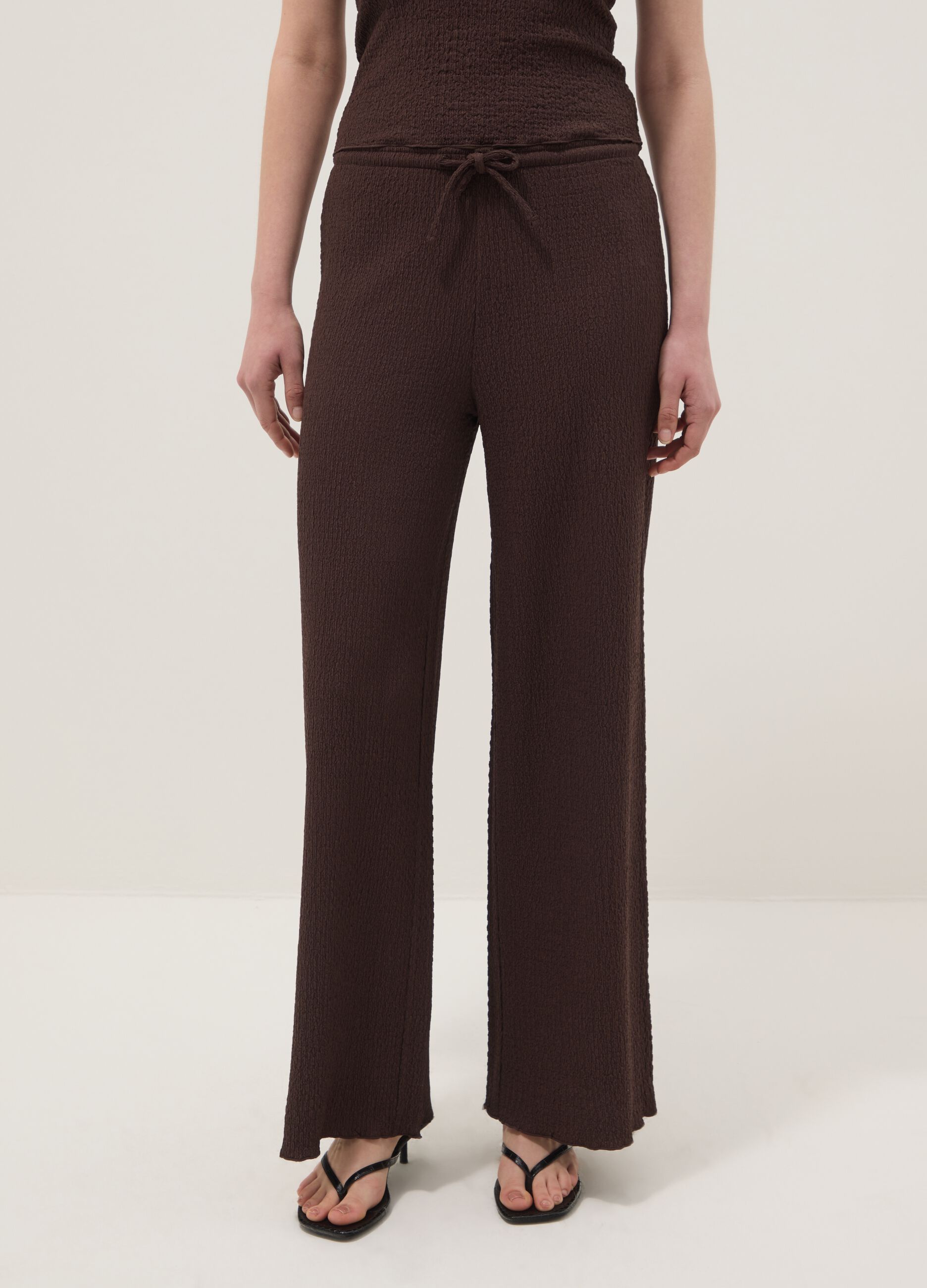 Pantal&oacute;n marr&oacute;n wide leg el&aacute;stico con textura arrugada