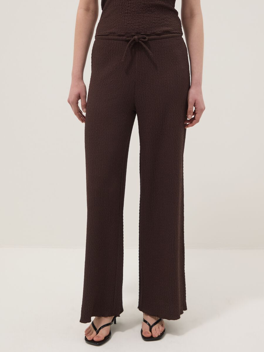 Braune Wide-Leg-Hose aus Stretchstoff mit Crinkle-Textur_1