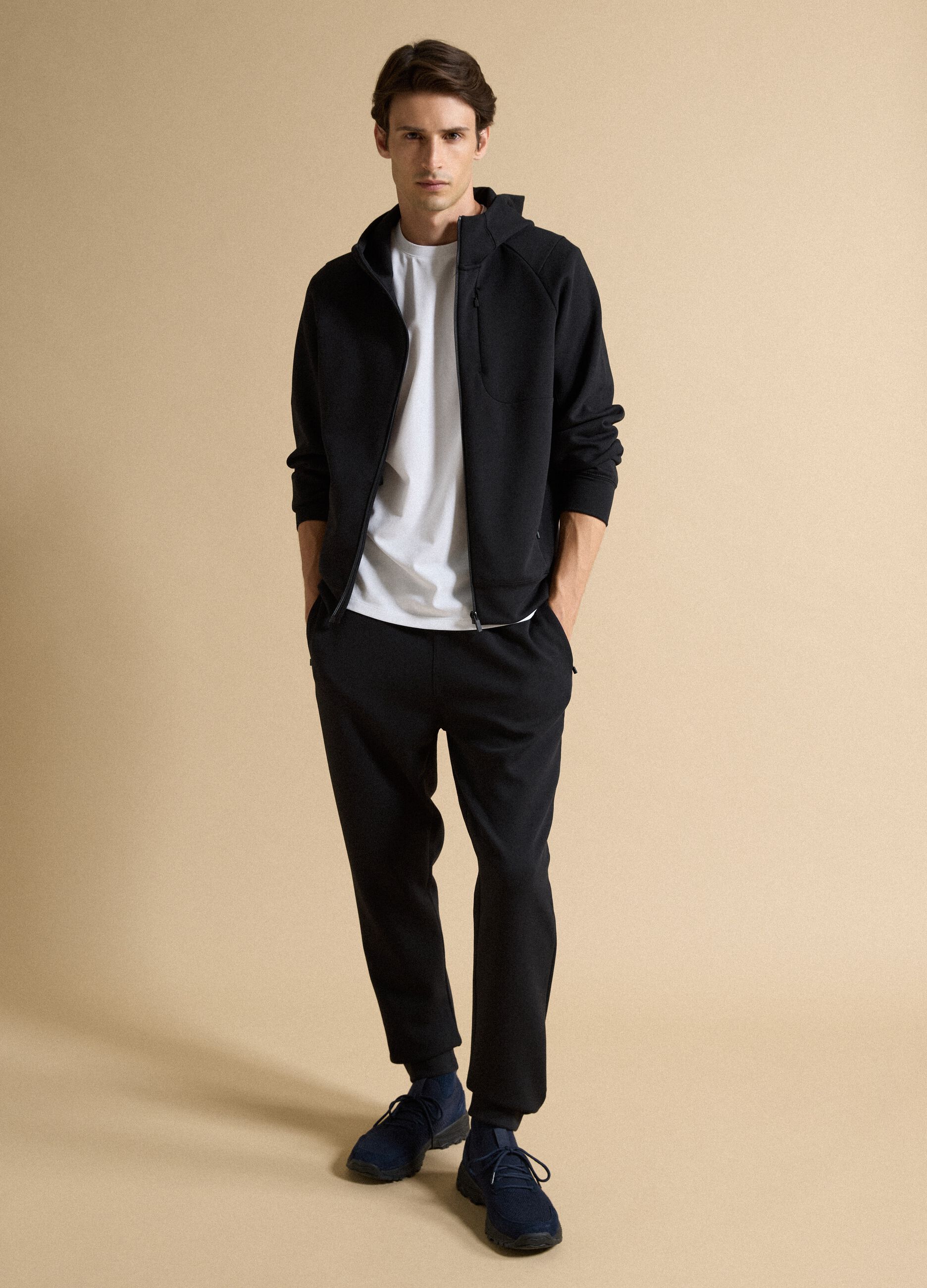 Schwarze Jogger in Regular Fit aus elastischem Easy-Dry-Gewebe