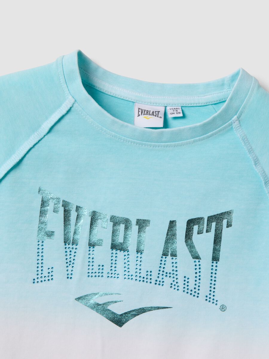 T-shirt azzurra in cotone elasticizzato a maniche corte per bambina regular fit_2