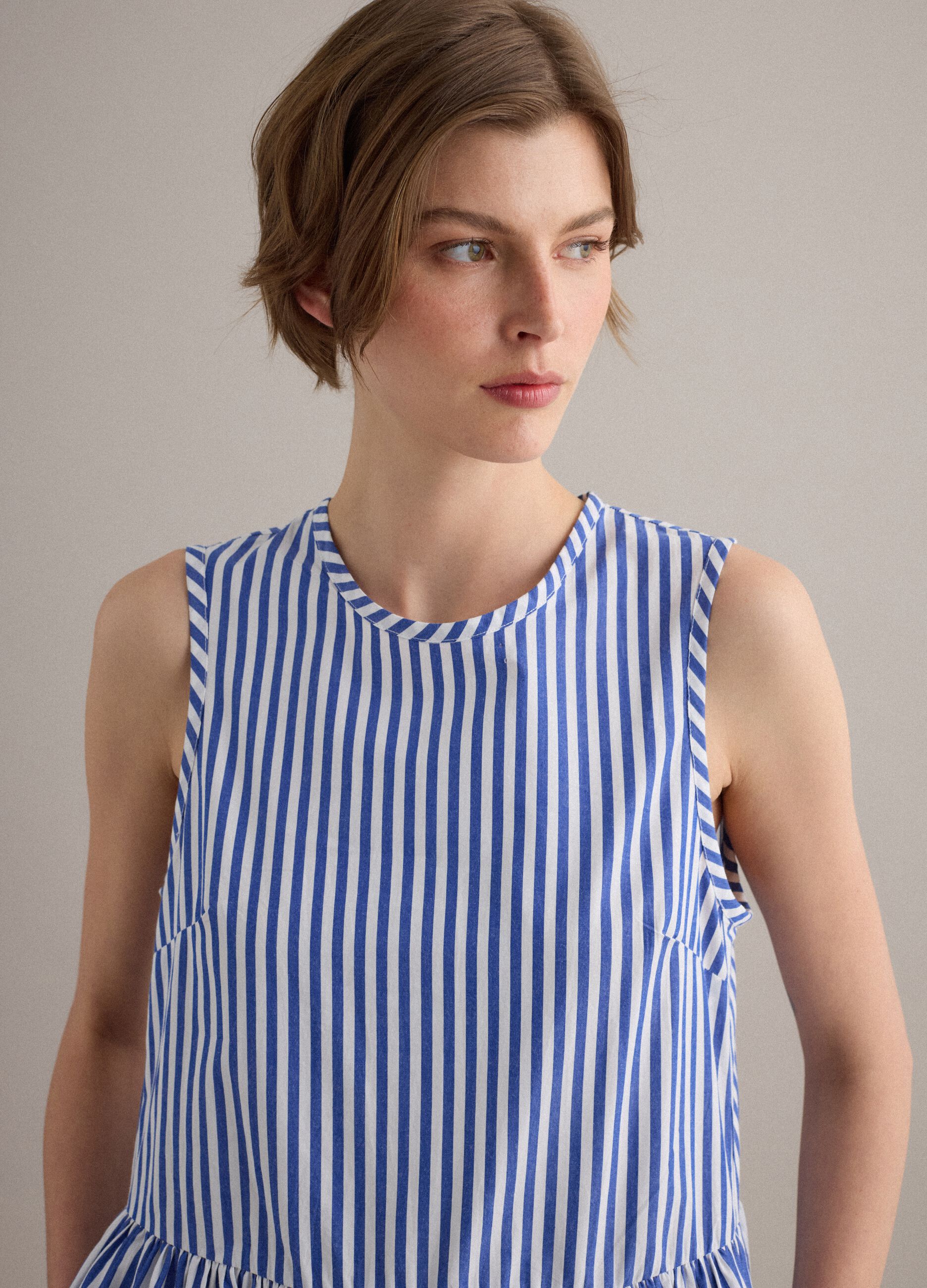 Vestido comprido em algod&atilde;o puro &agrave;s riscas multicolor, corte regular