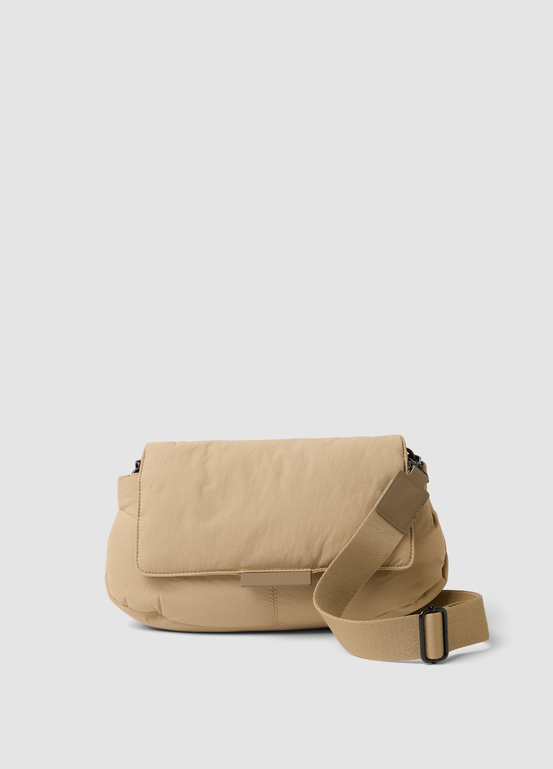 Borsa beige a tracolla con patta e spalla regolabile