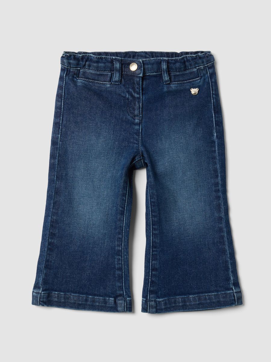 Jeans flare blu in cotone elasticizzato con bottone orsetto per bimba_0