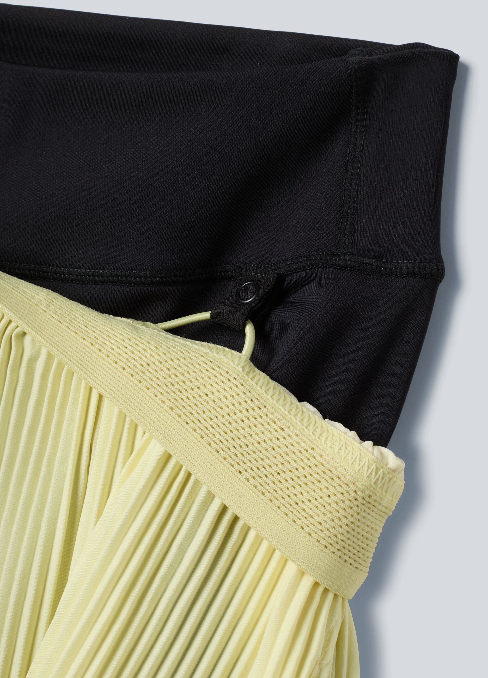 Gelbe, sportliche Plissee-Shorts ALTAVIA COURT aus elastischem Material mit herausnehmbarem Innenshort