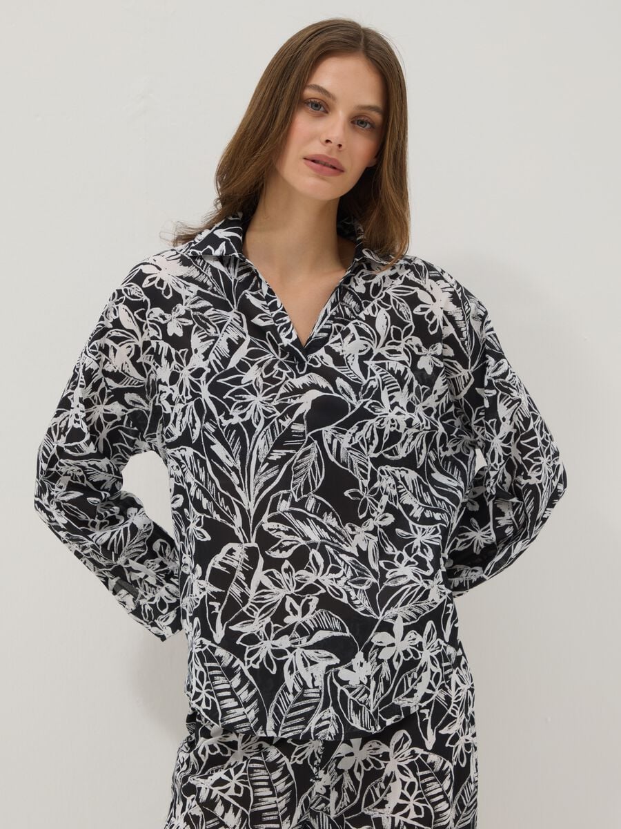 Mehrfarbiges Baumwollhemd mit Blumenprint und V-Ausschnitt_2