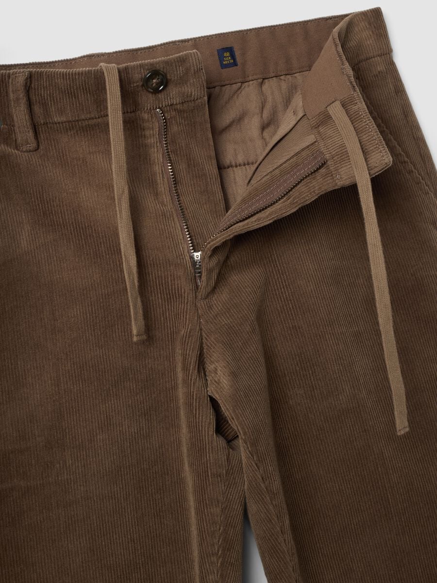 Pantaloni chino marroni in cotone elasticizzato slim fit_1