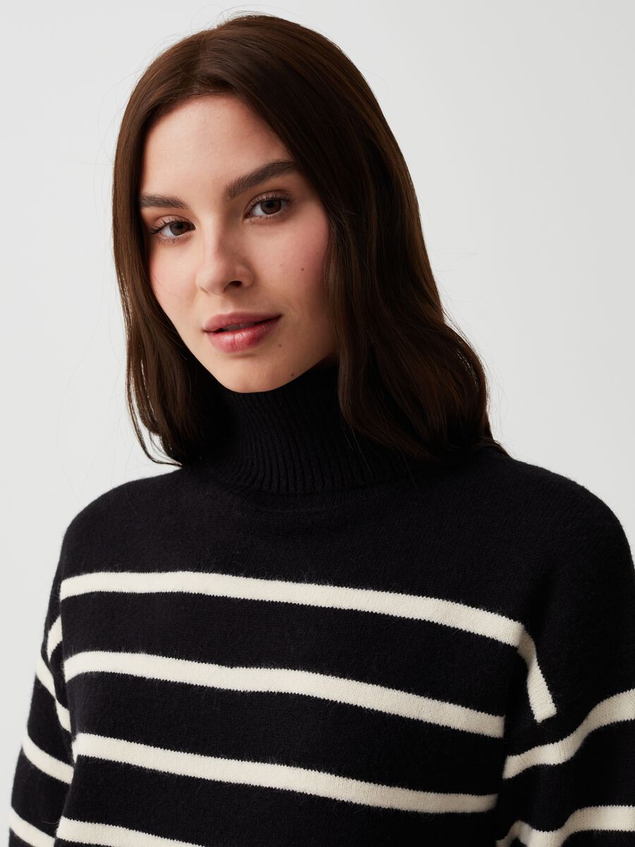 Striped high-neck pullover_3