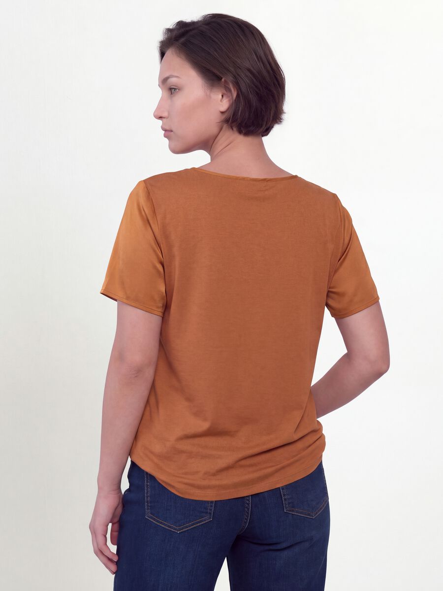 Brown satin V-neck stretch blouse, regular fit_3