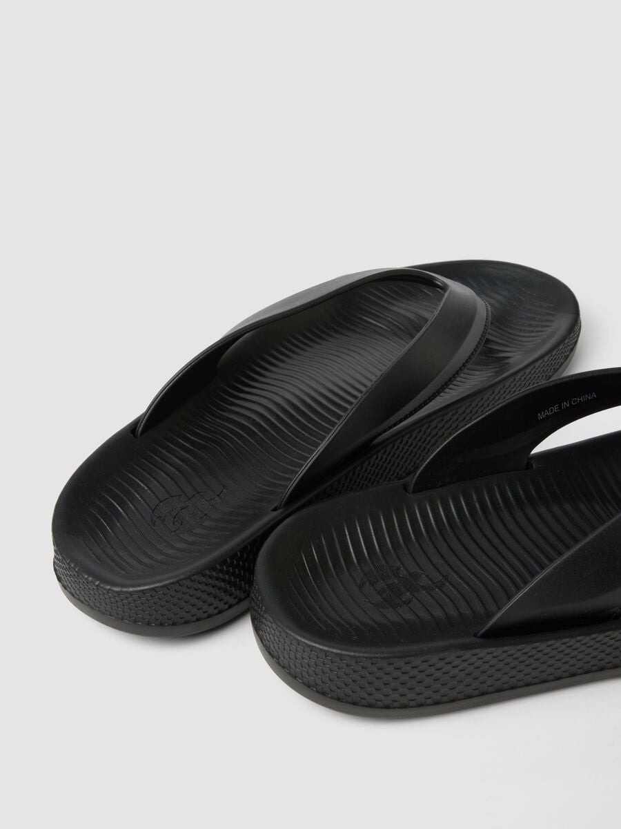 Chinelos de dedo pretos_1