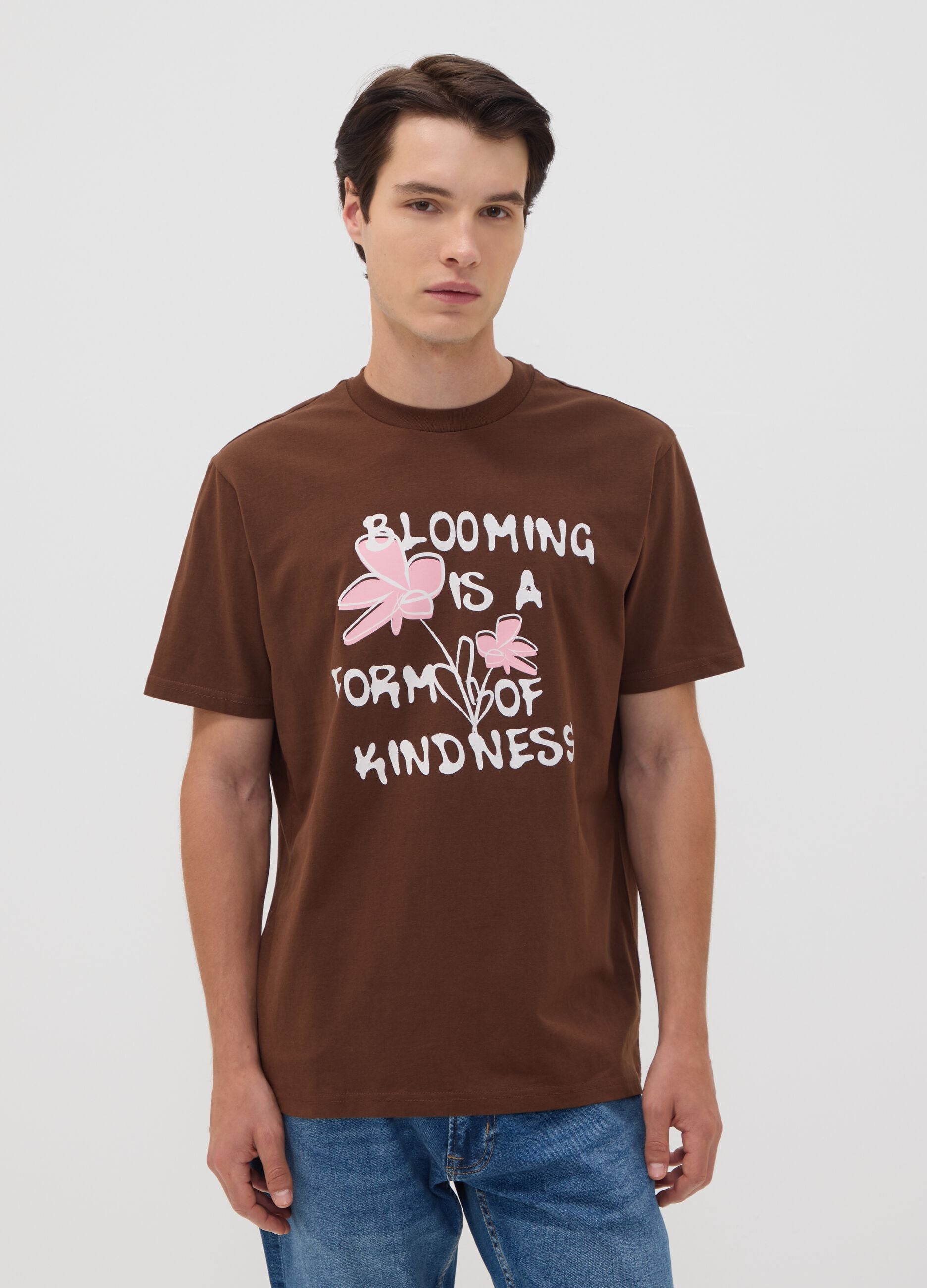 T-shirt marrone in puro cotone jersey con scritta regular fit
