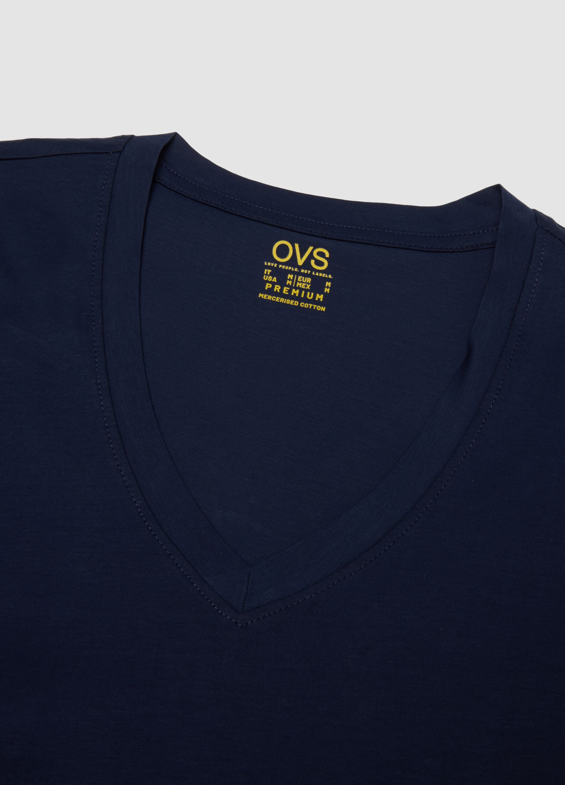 T-shirt azul em algod&atilde;o mercerizado puro com decote em V profundo