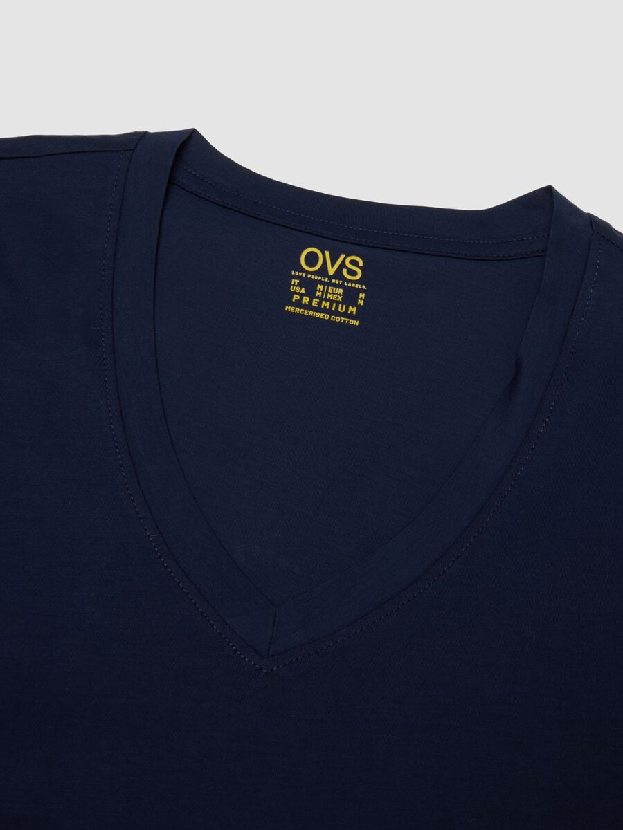 T-shirt azul em algod&atilde;o mercerizado puro com decote em V profundo_1